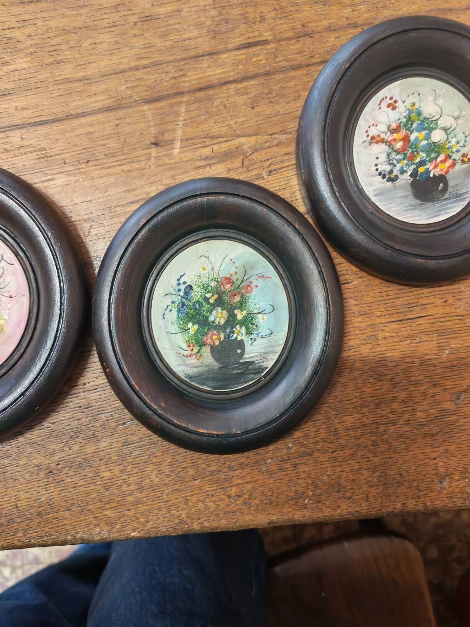Lot de trois miniatures fleurs dans un vase