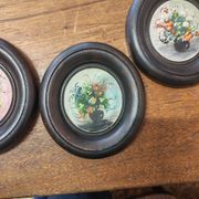 Lot de trois miniatures fleurs dans un vase