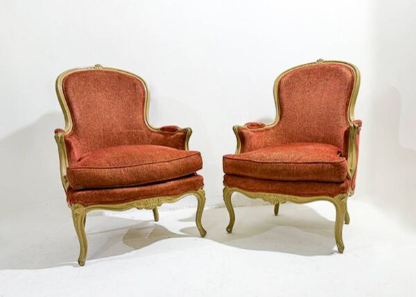 Paire de fauteuils de style Louis XV, tapisserie rouge