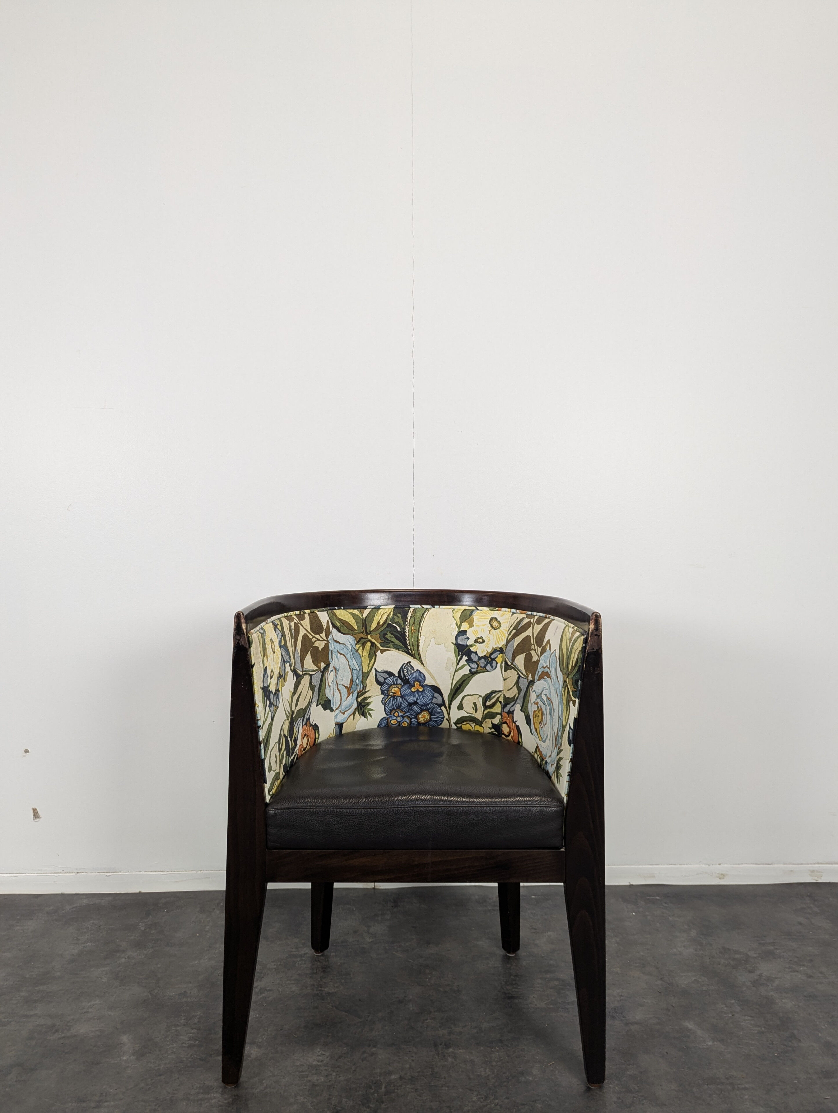 Fauteuil de restaurant motif florale en quantité