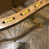 Table basse bois à deux poignées et scoubidou jaune