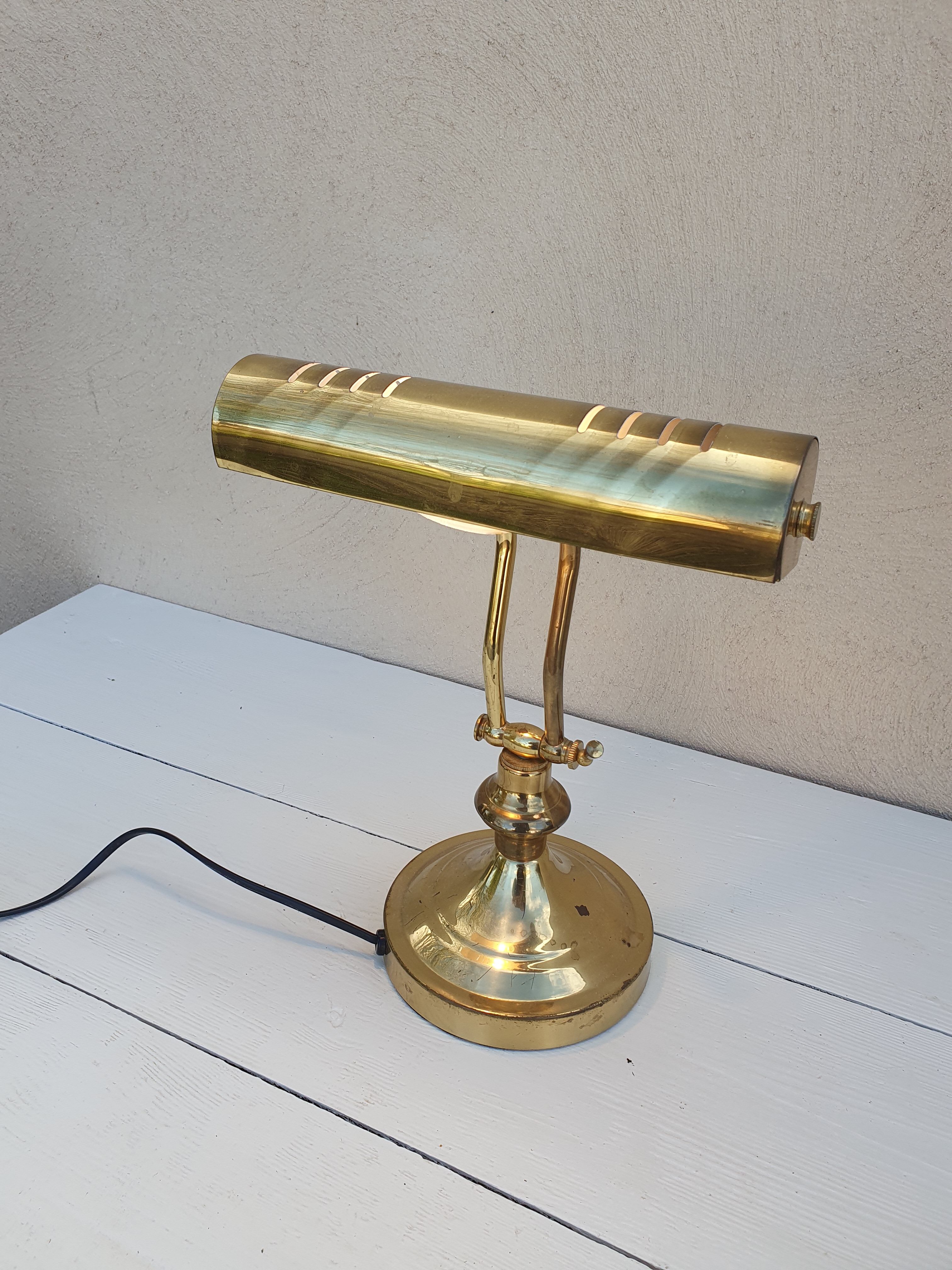 Banker's lamp to table