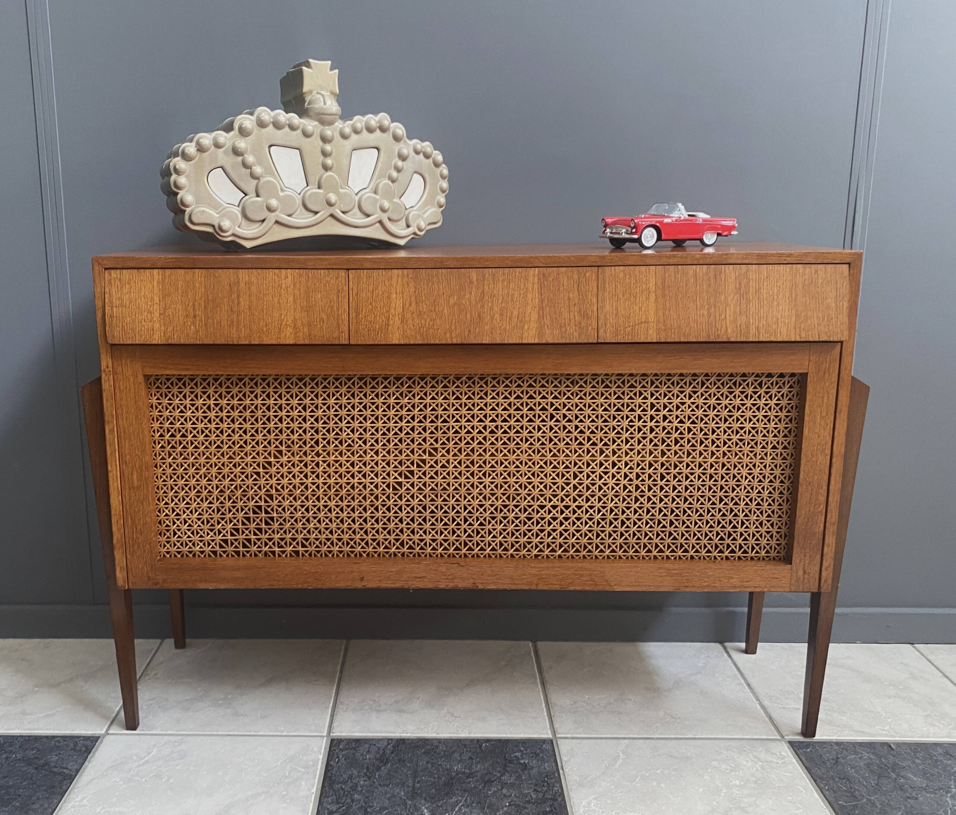 Petit buffet en teck avec façade sanglée, années 1960