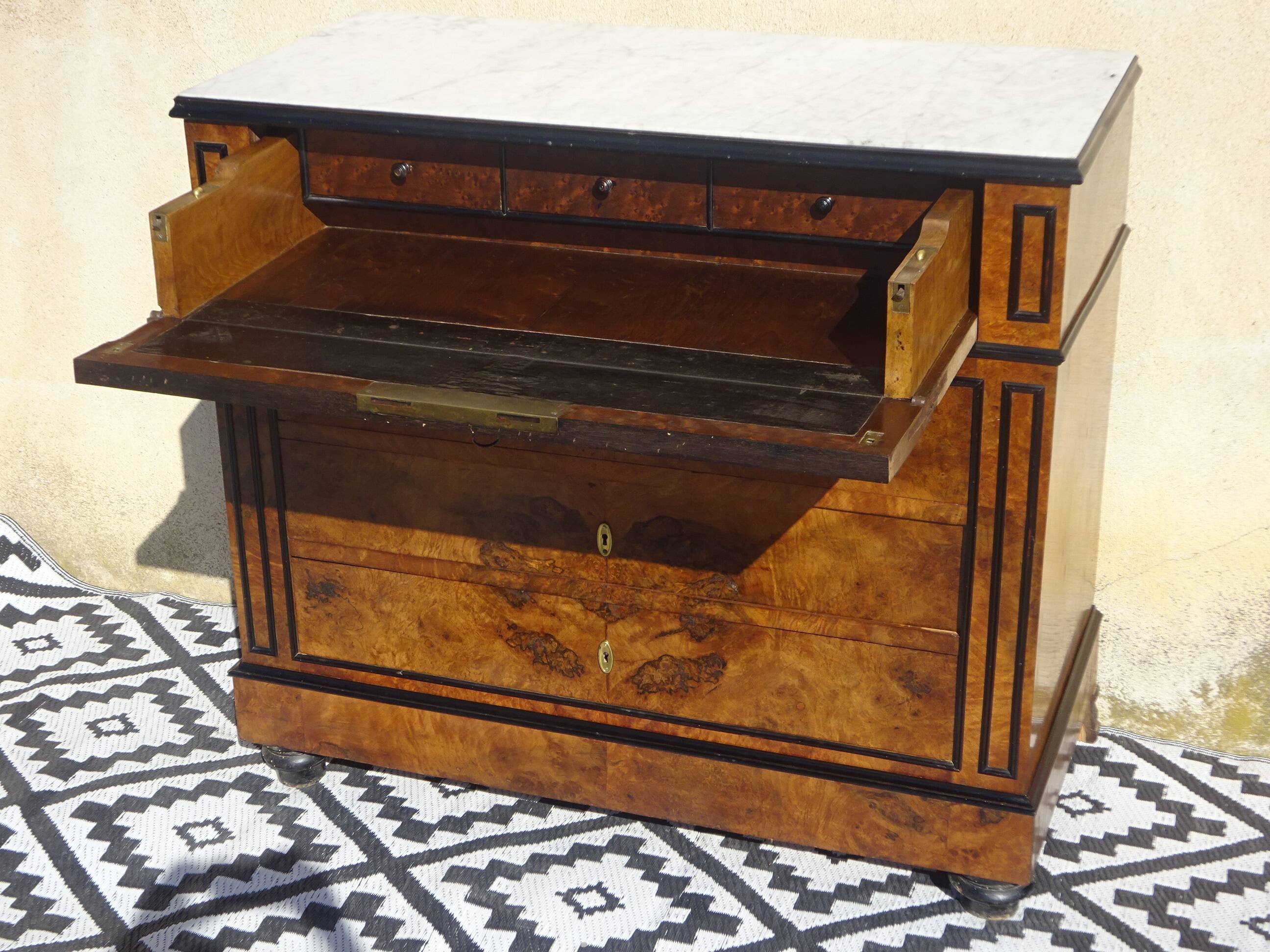 Napoleon III chest of drawers in walnut and burl walnut