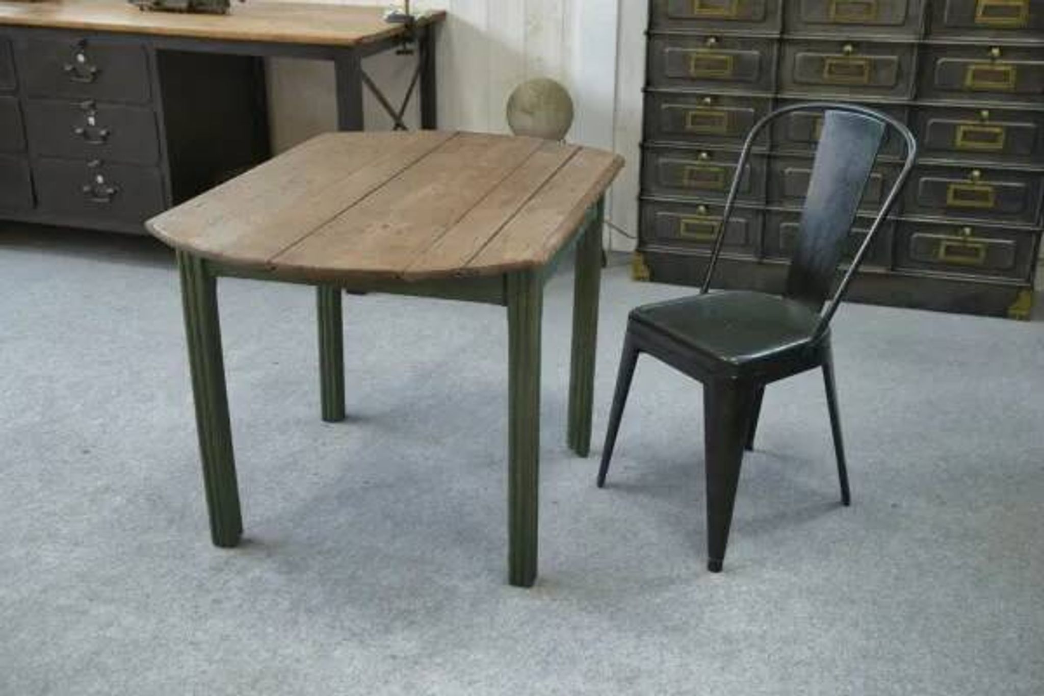 Table en pin piètement patiné vert 1960’s
