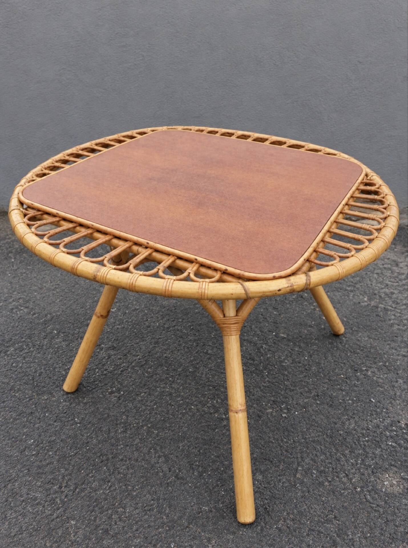 "Trampoline" round coffee table in 1960s rattan