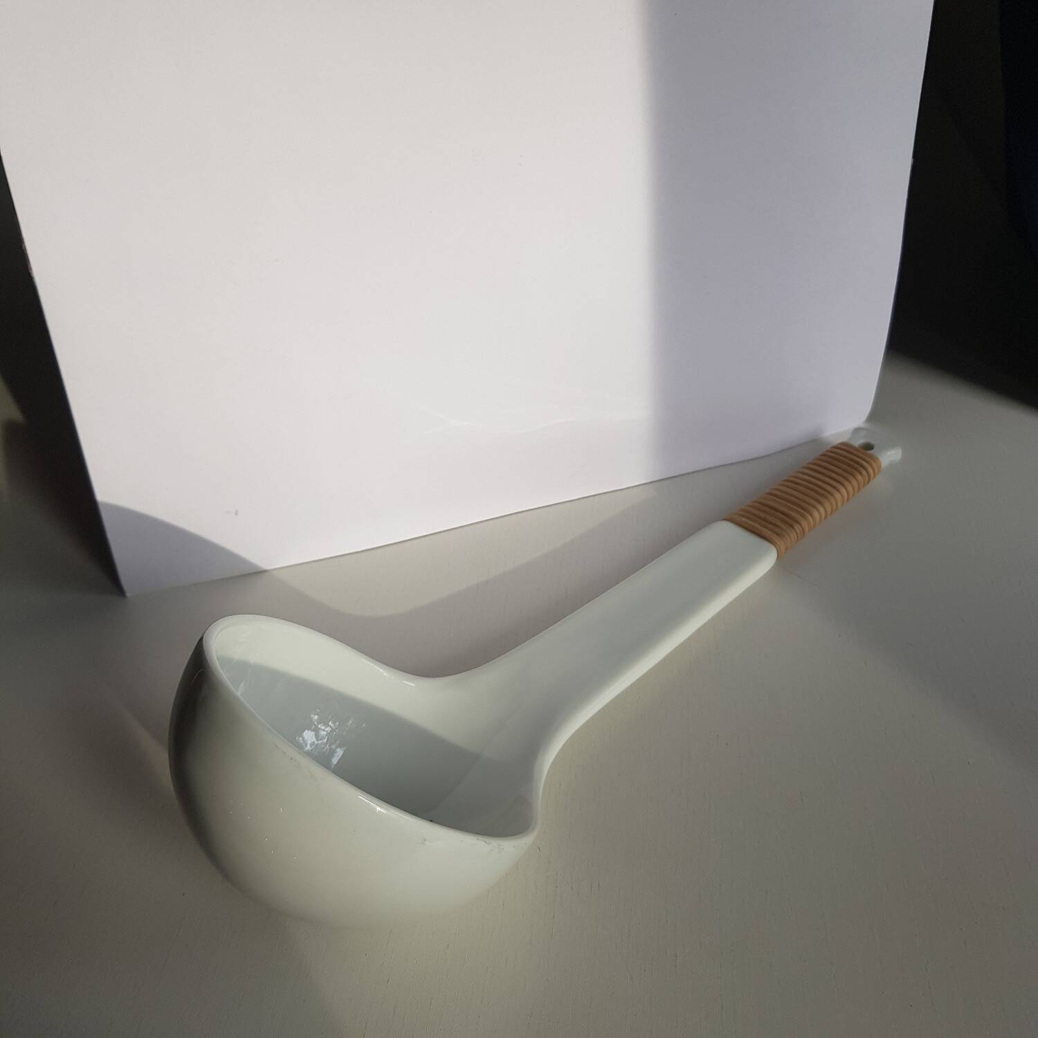 Louche de service à soupe en céramique blanche vintage