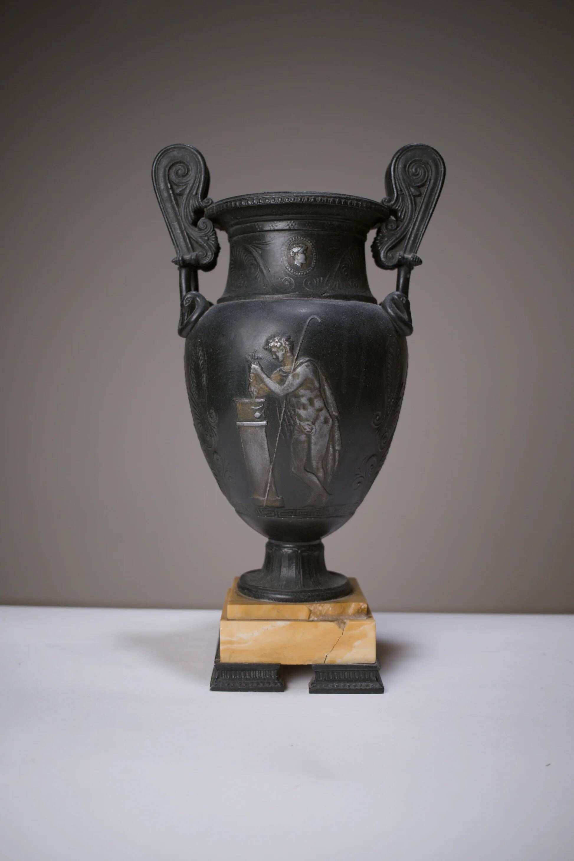 Paire de vases à l’antique, XIXe siècle