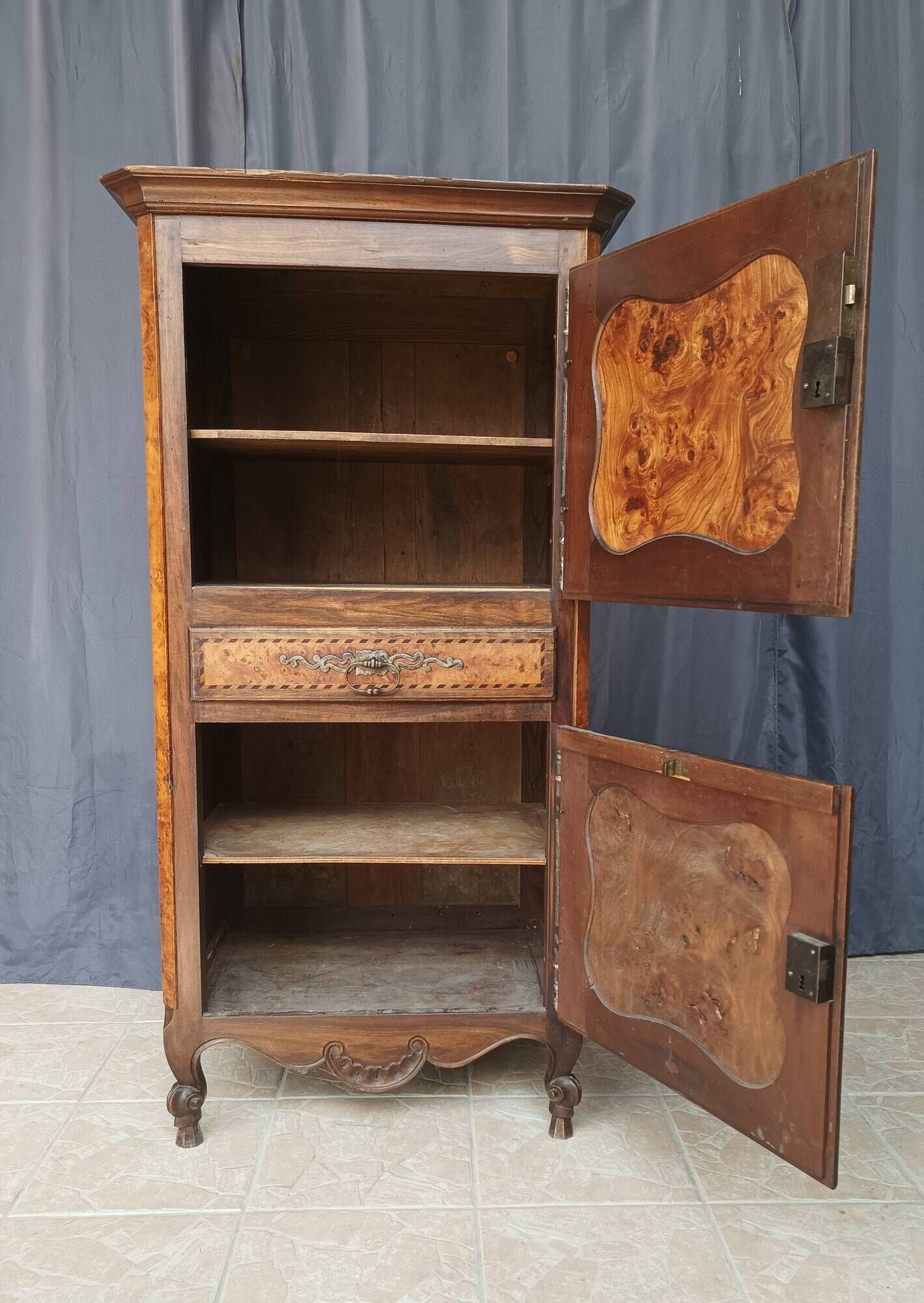 Standing man Louis XV in walnut and ash burl