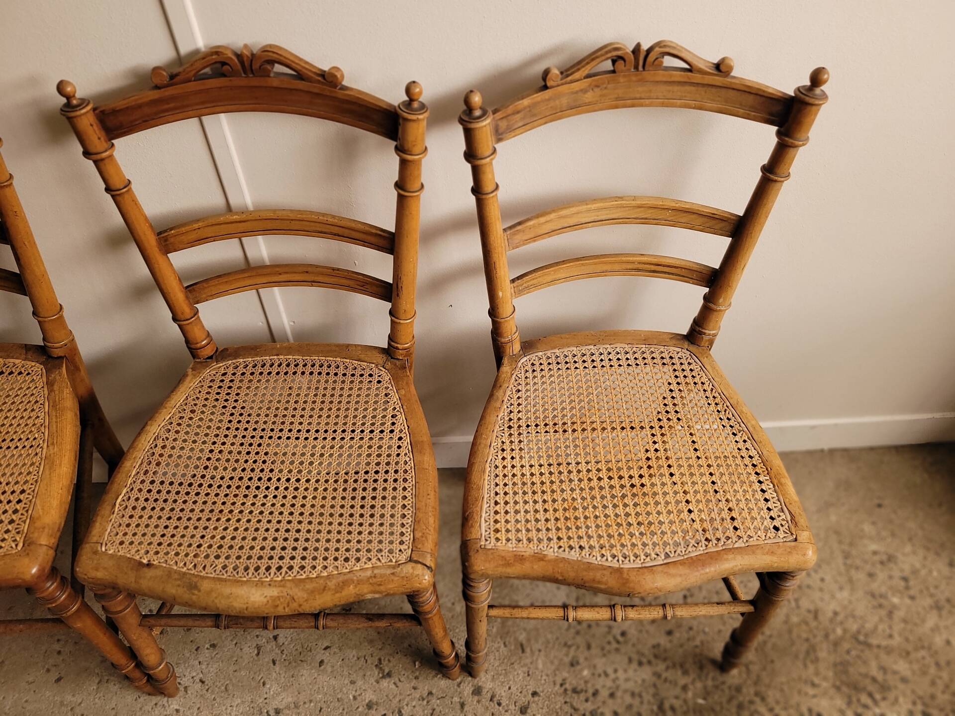 Lot de 4 chaises volantes Louis XVI