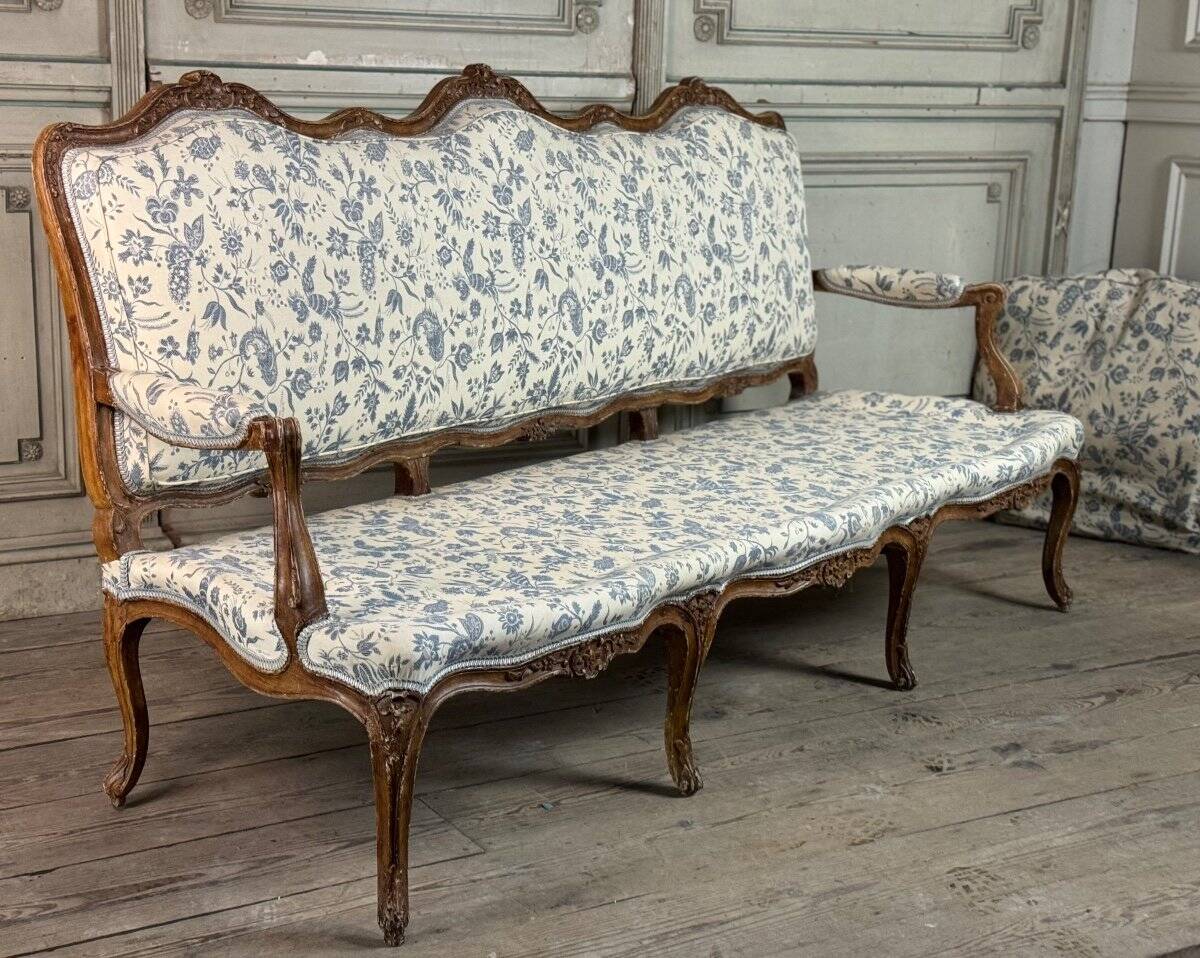 Louis XV bench in carved wood with oak patina, 18th century
