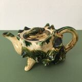 Ceramic teapot with a capacity of 0.5 liters in the shape of a shell
