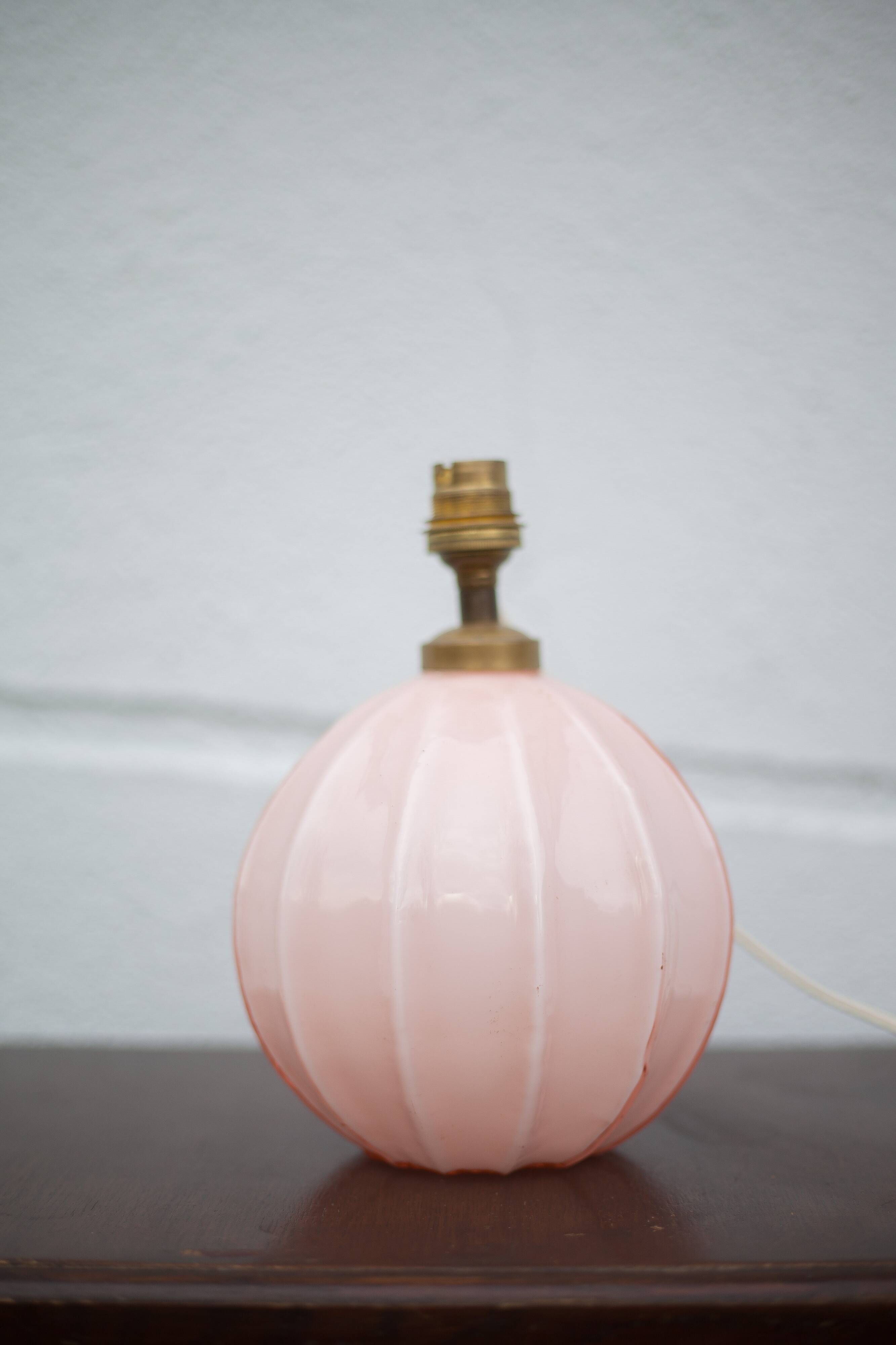 Lampe art déco, lampe à poser, lampe boule opaline rose, lampe de chevet, lampe d'appoint, 40's