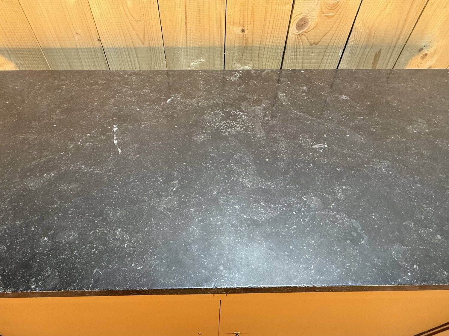 Buffet à plinthes Louis Philippe en bois peint et marbre noir