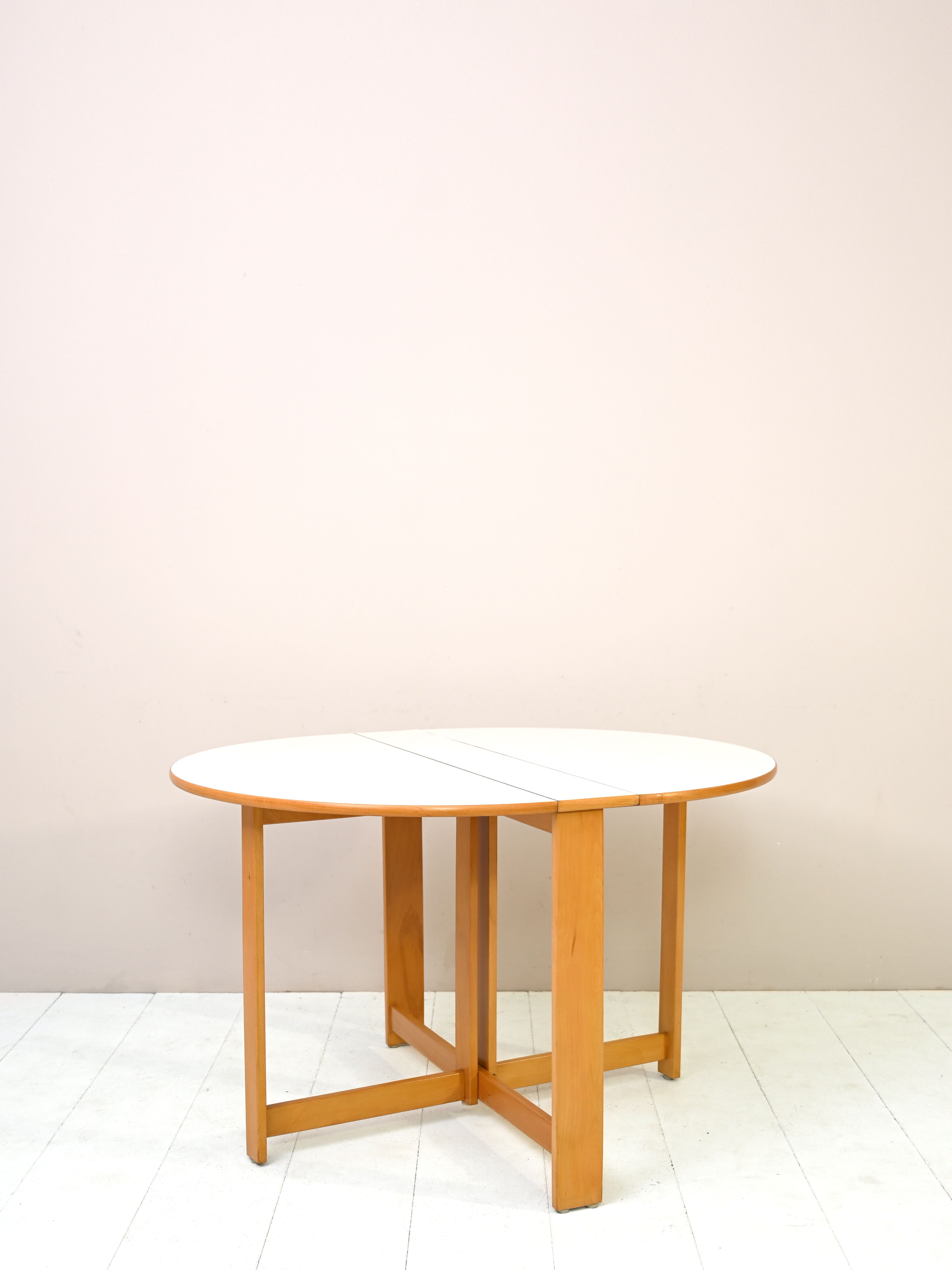 White round table with wings