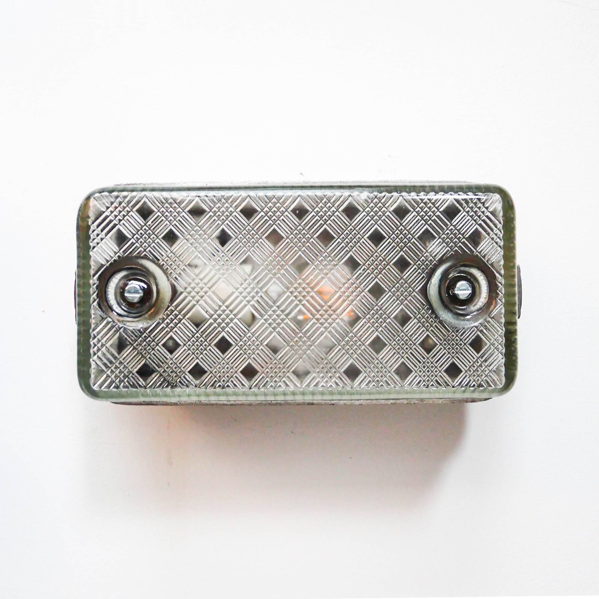 Ancienne applique en fonte d’aluminium et verre quadrillé