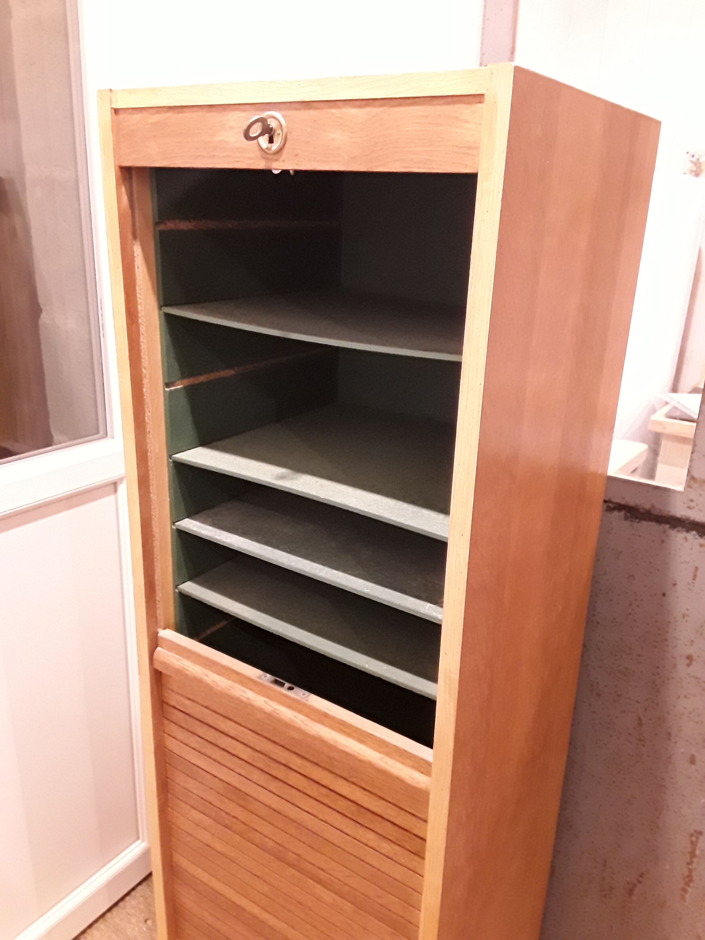 Meuble classeur å rideaux