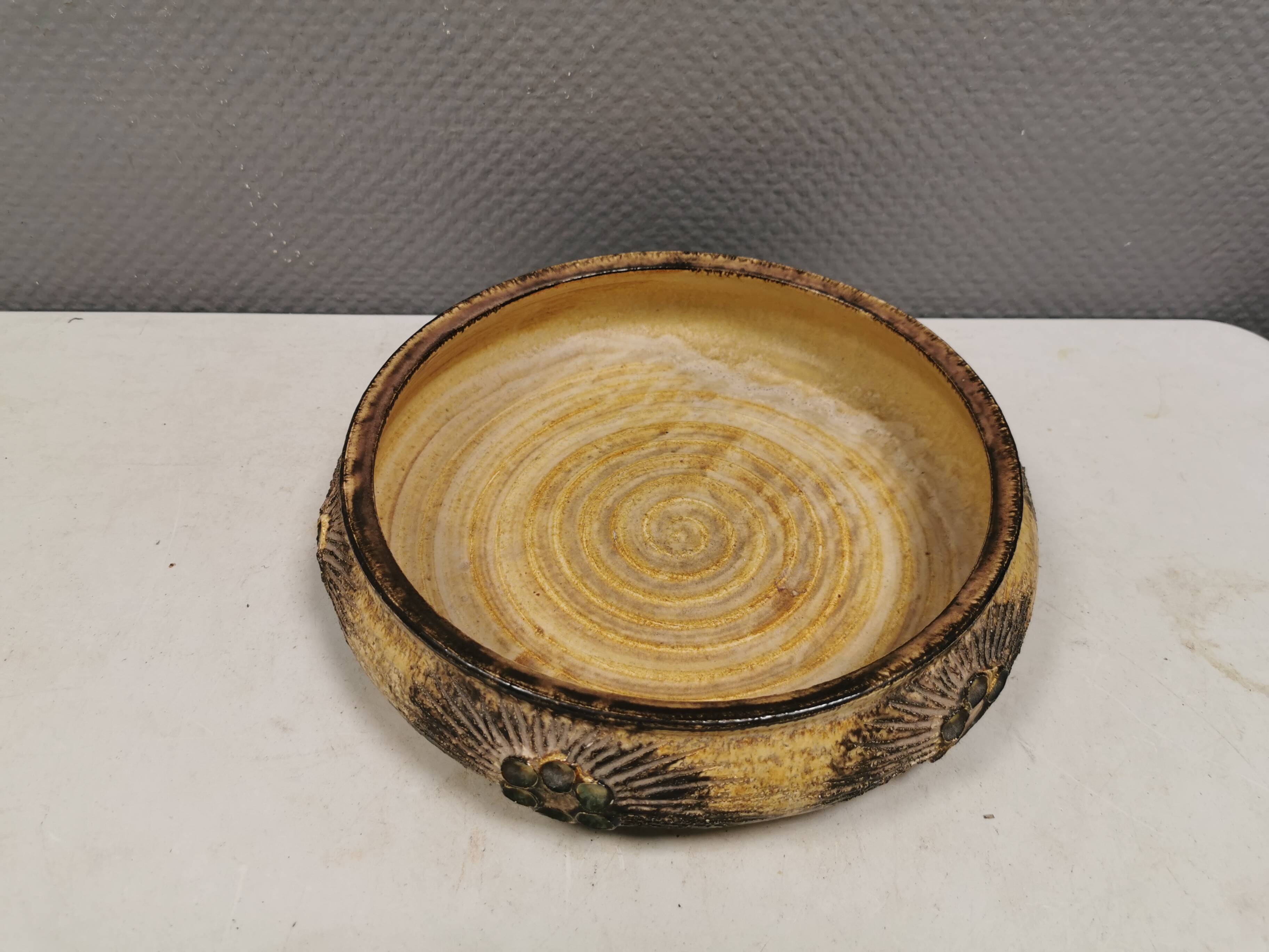 Grand plat en céramique par Jette Hellerøe, Danemark, années 1970.