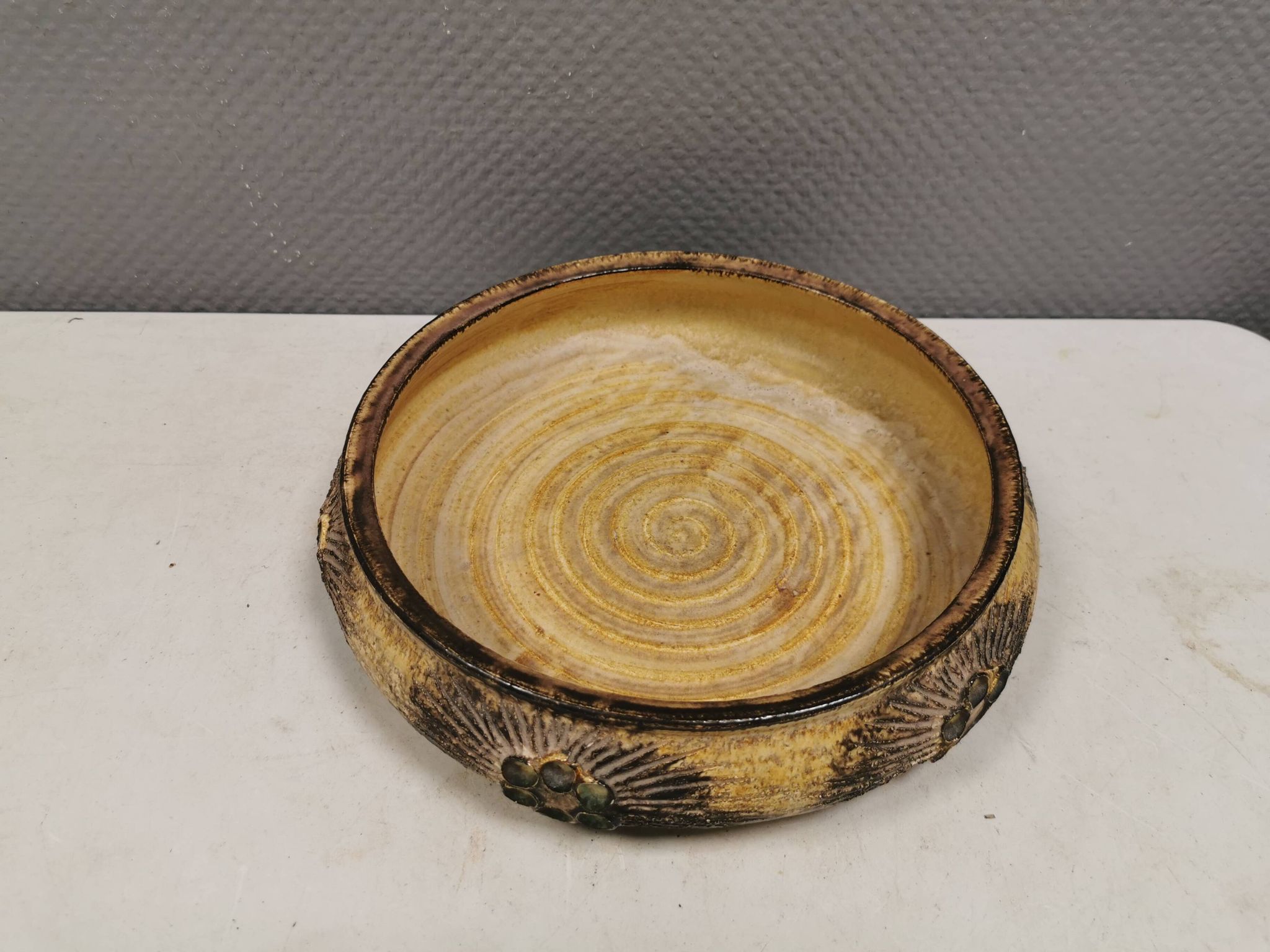Large ceramic dish by Jette Hellerøe, Denmark, 1970s.