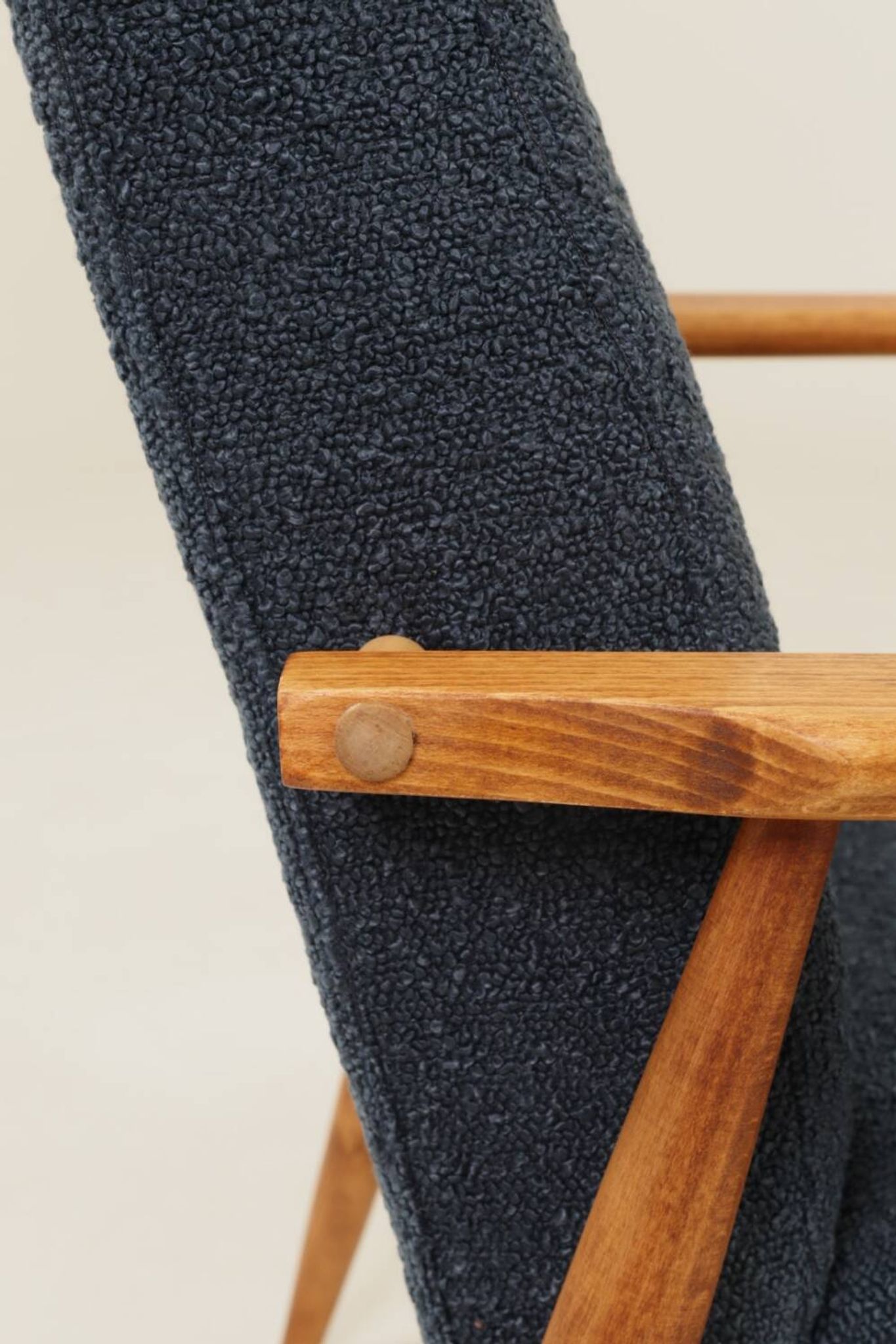 Fauteuil scandinave en bouclé bleu marine conçu par H. Lis.