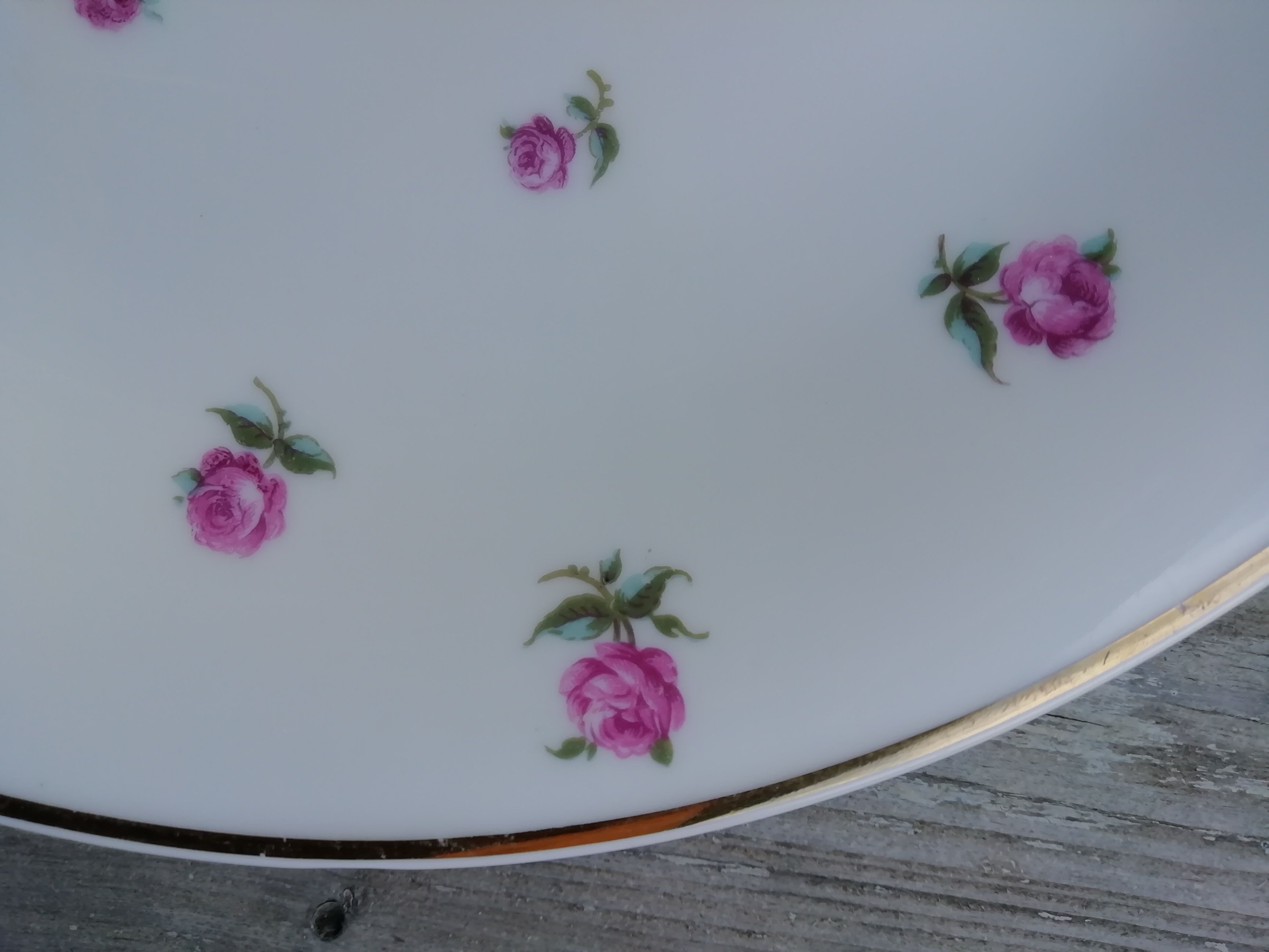 Round dish small roses