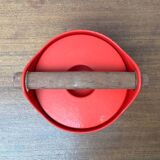 Red enamelled cast iron pot in mid-century style with teak handle by Timo Sarpaneva for Rosenlew of Finland, 1960s.