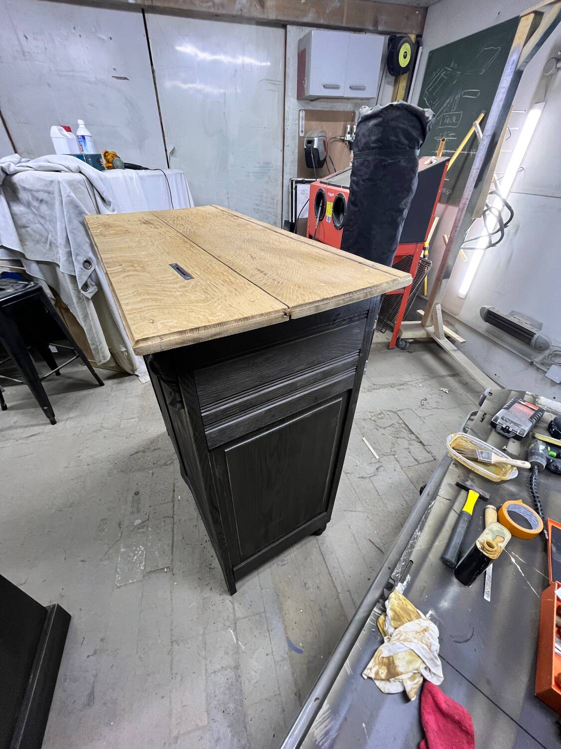 Flemish tavern counter