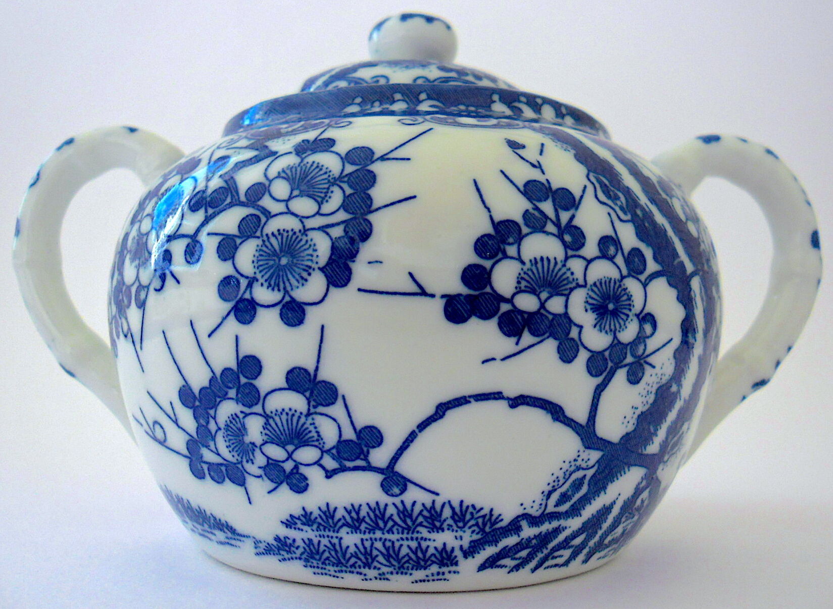 Covered sweetener with two handles in Japanese porcelain with blue camaïeu decoration