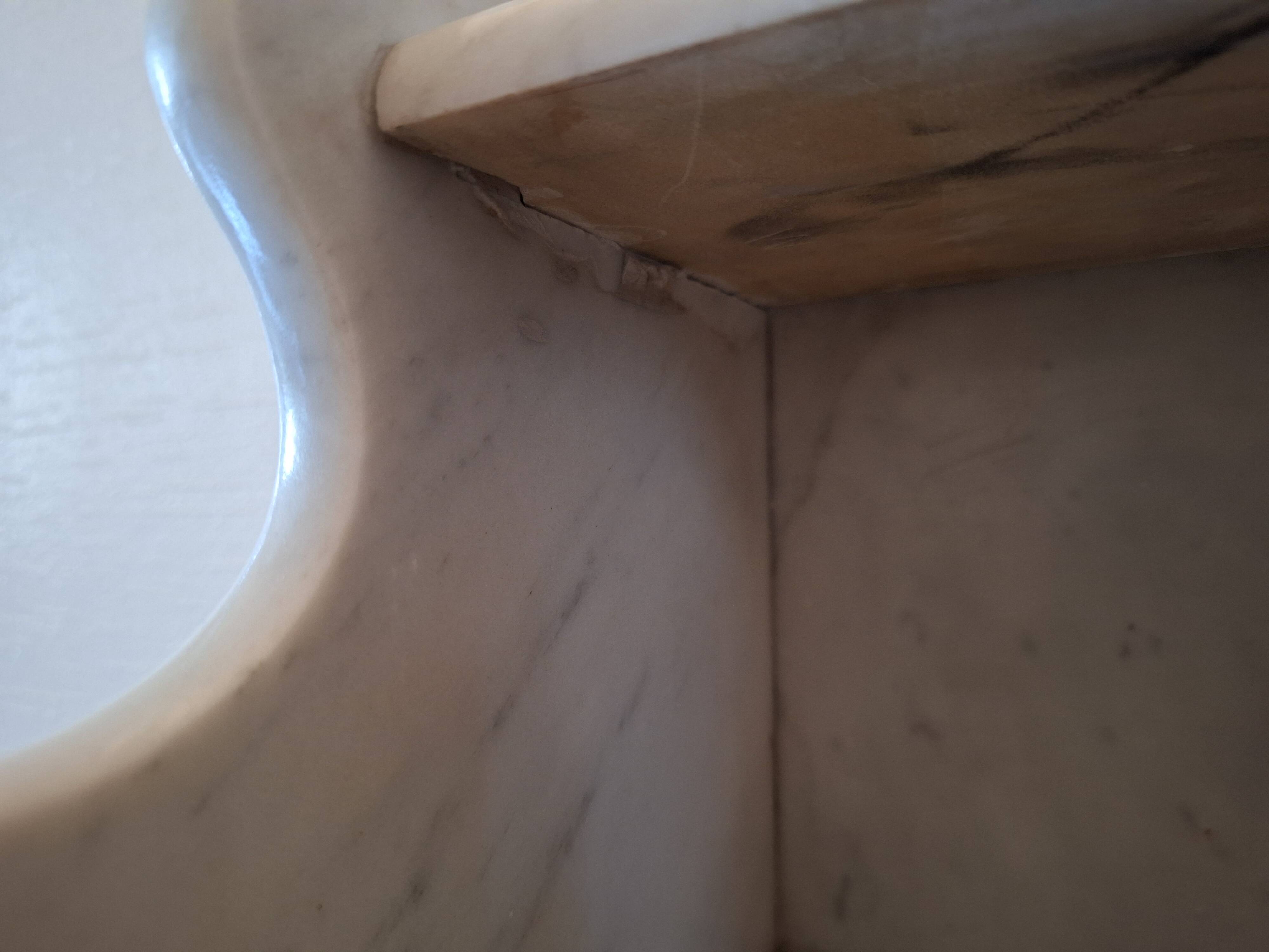 Ancien meuble de salle de bain avec marbre