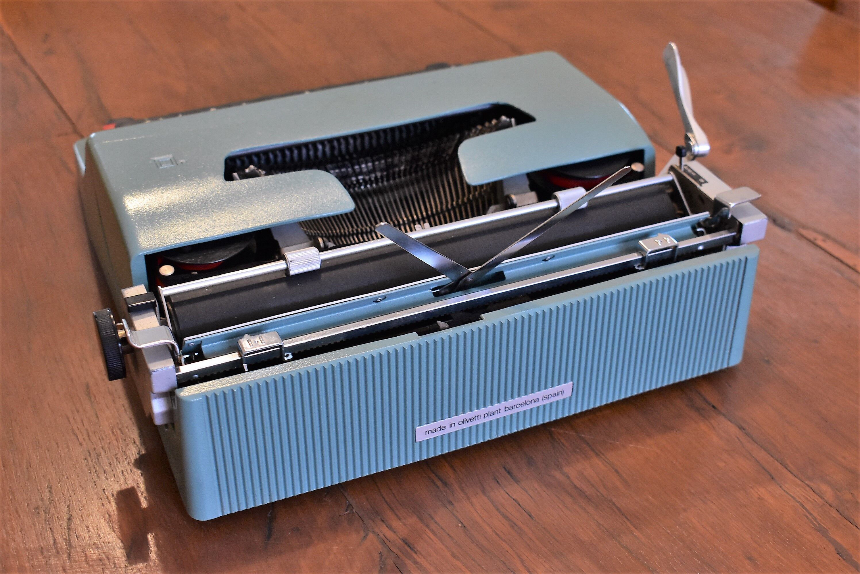 OLIVETTI LETTERA 32 typewriter with case