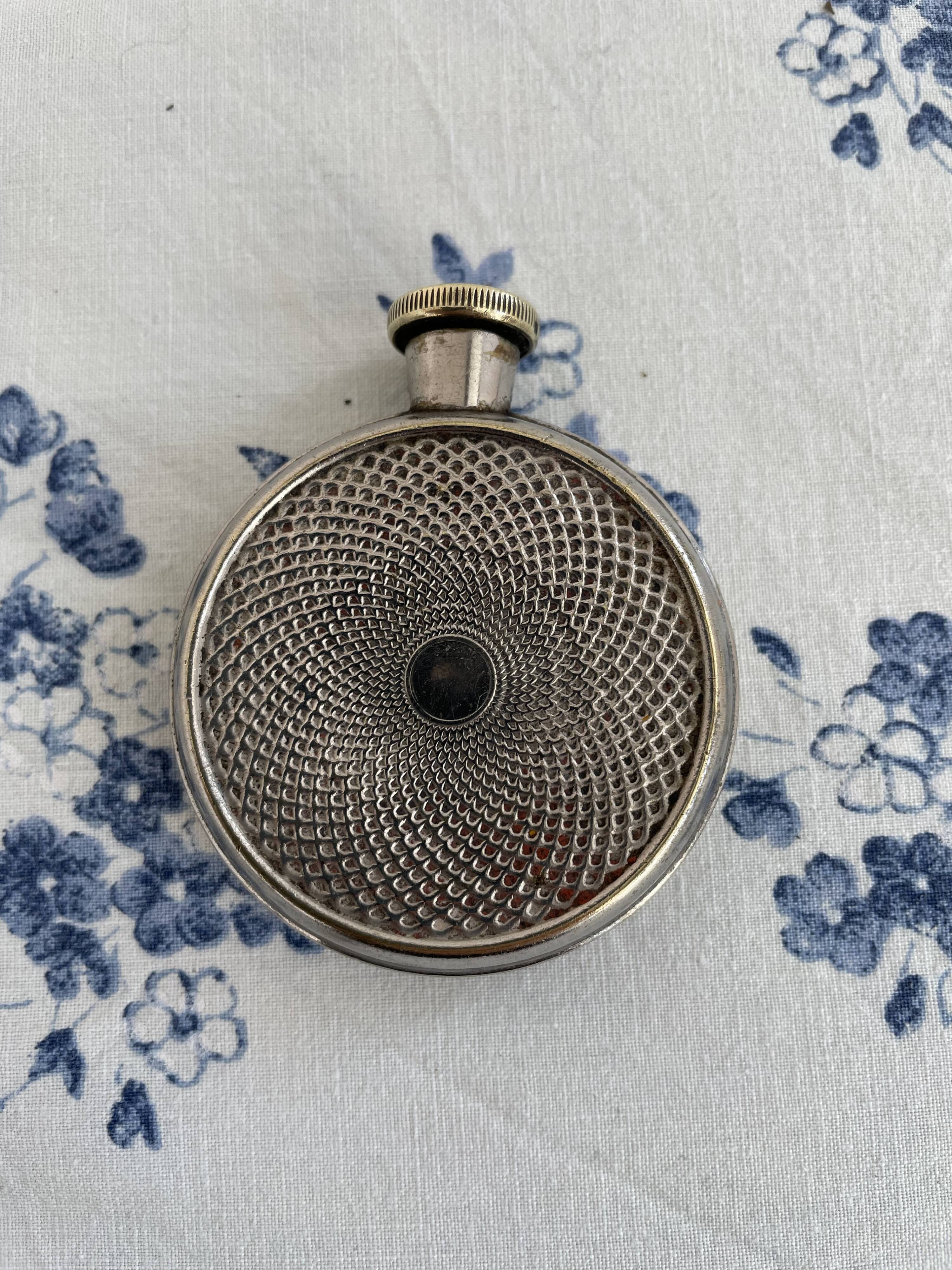 Art Deco flask in silver-plated metal, spiral guilloché decoration, DR marking
