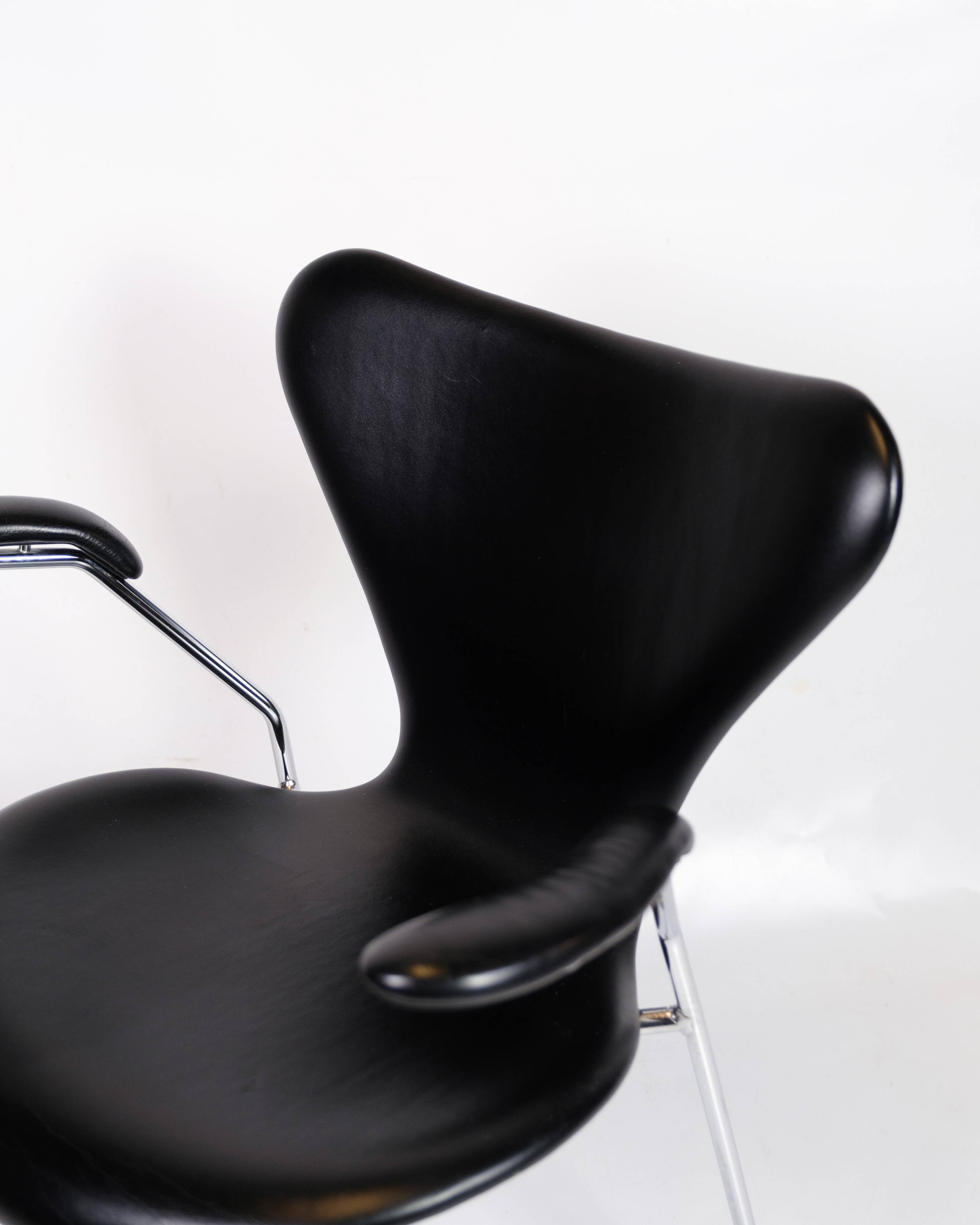 Seven Chair With Arms Model 3207 Made In Black Leather By Arne Jacobsen For Fritz Hansen