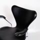 Chaise Seven avec accoudoirs modèle 3207 fabriquée en cuir noir par Arne Jacobsen pour Fritz Hansen