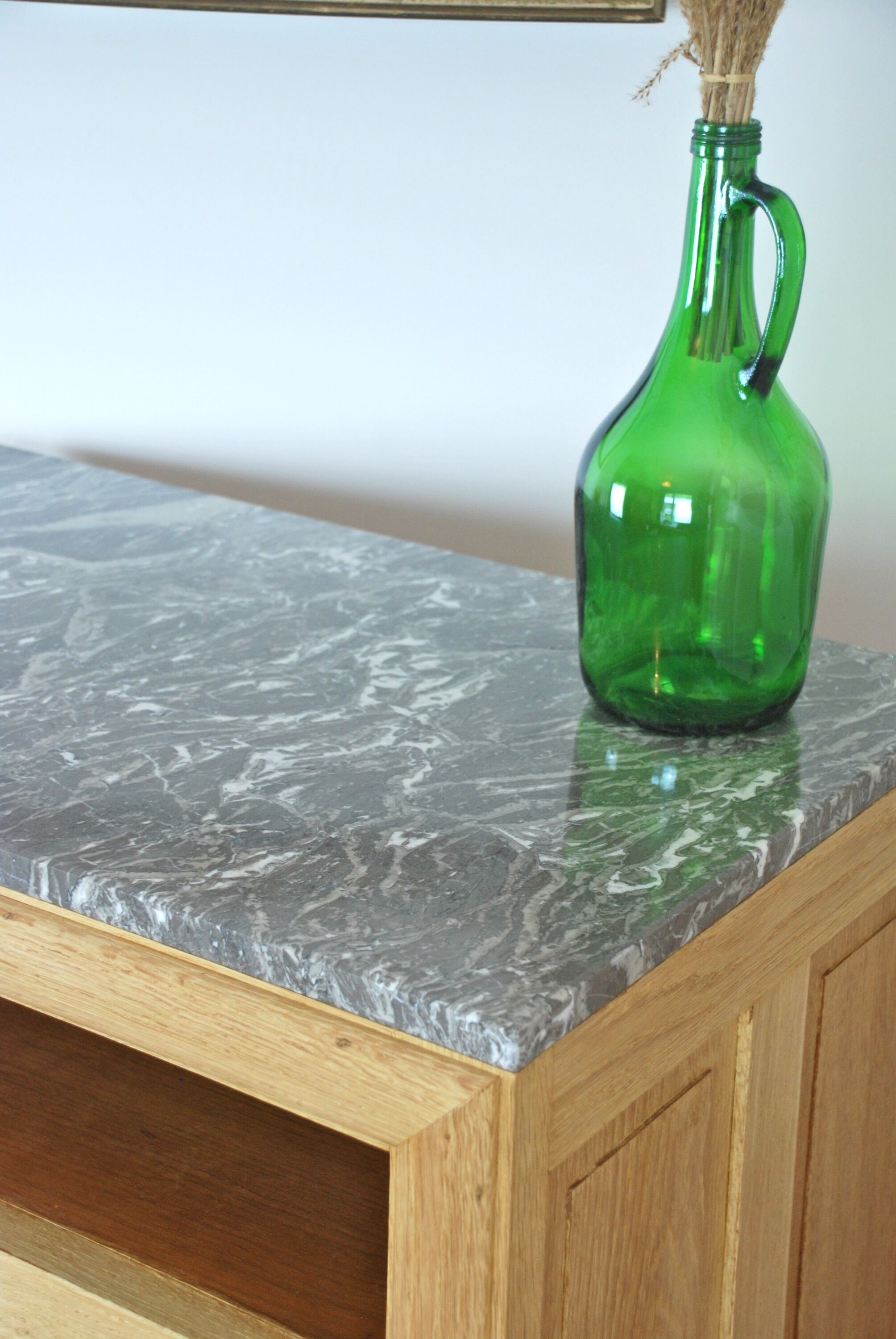 Meuble bar vintage en chêne massif avec plaque de marbre grise