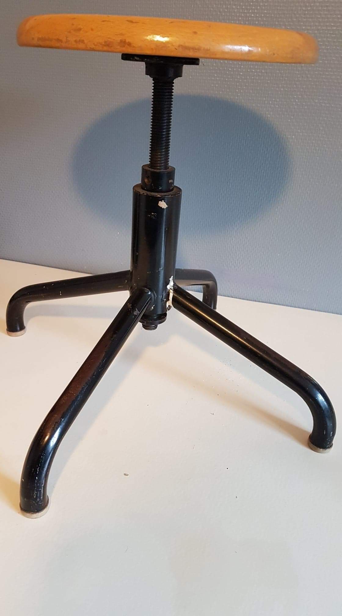 Tabouret d'atelier en bois verni et structure métal noir vintage