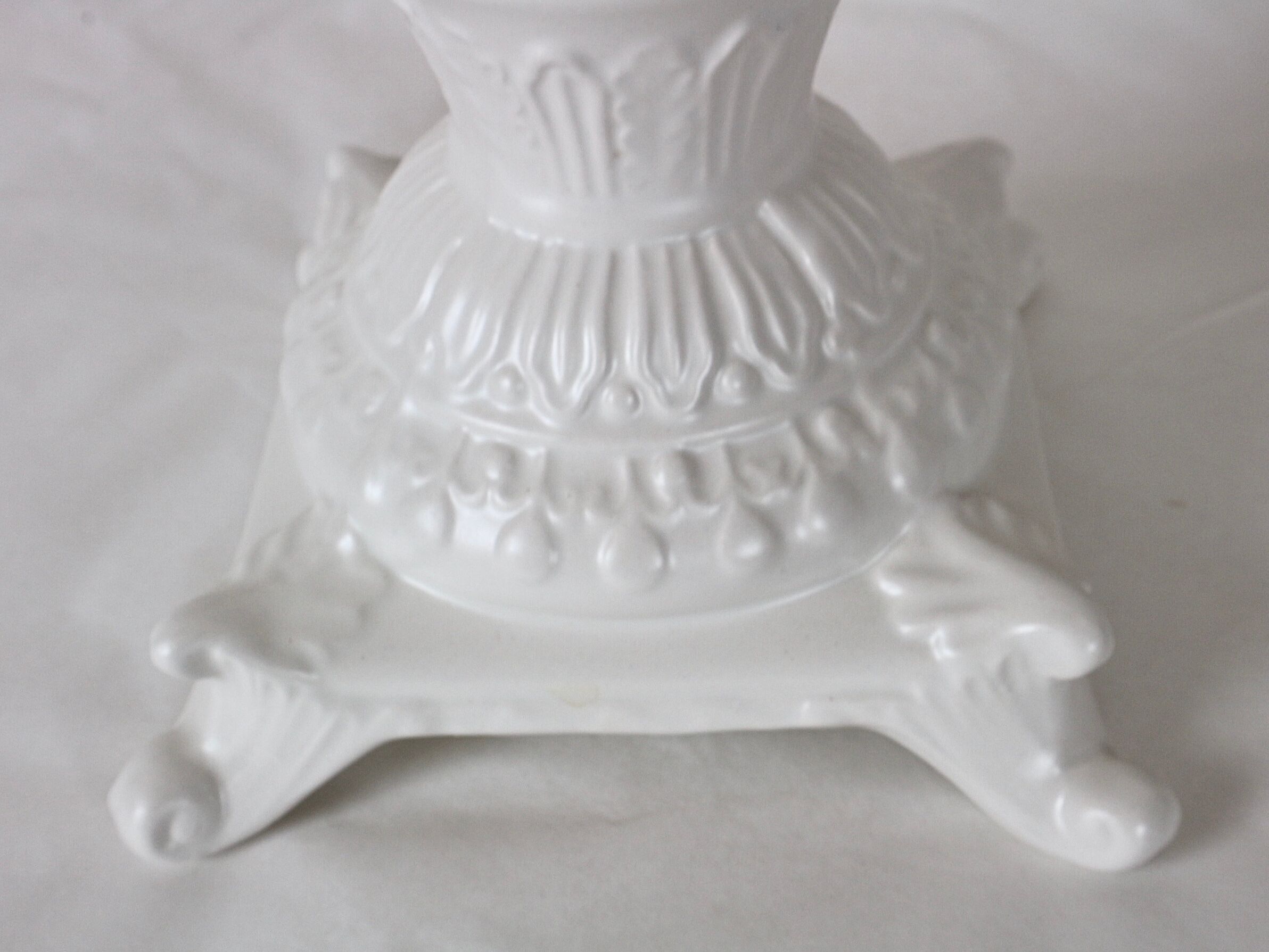 Vase en porcelaine blanche avec couvercle de fluo