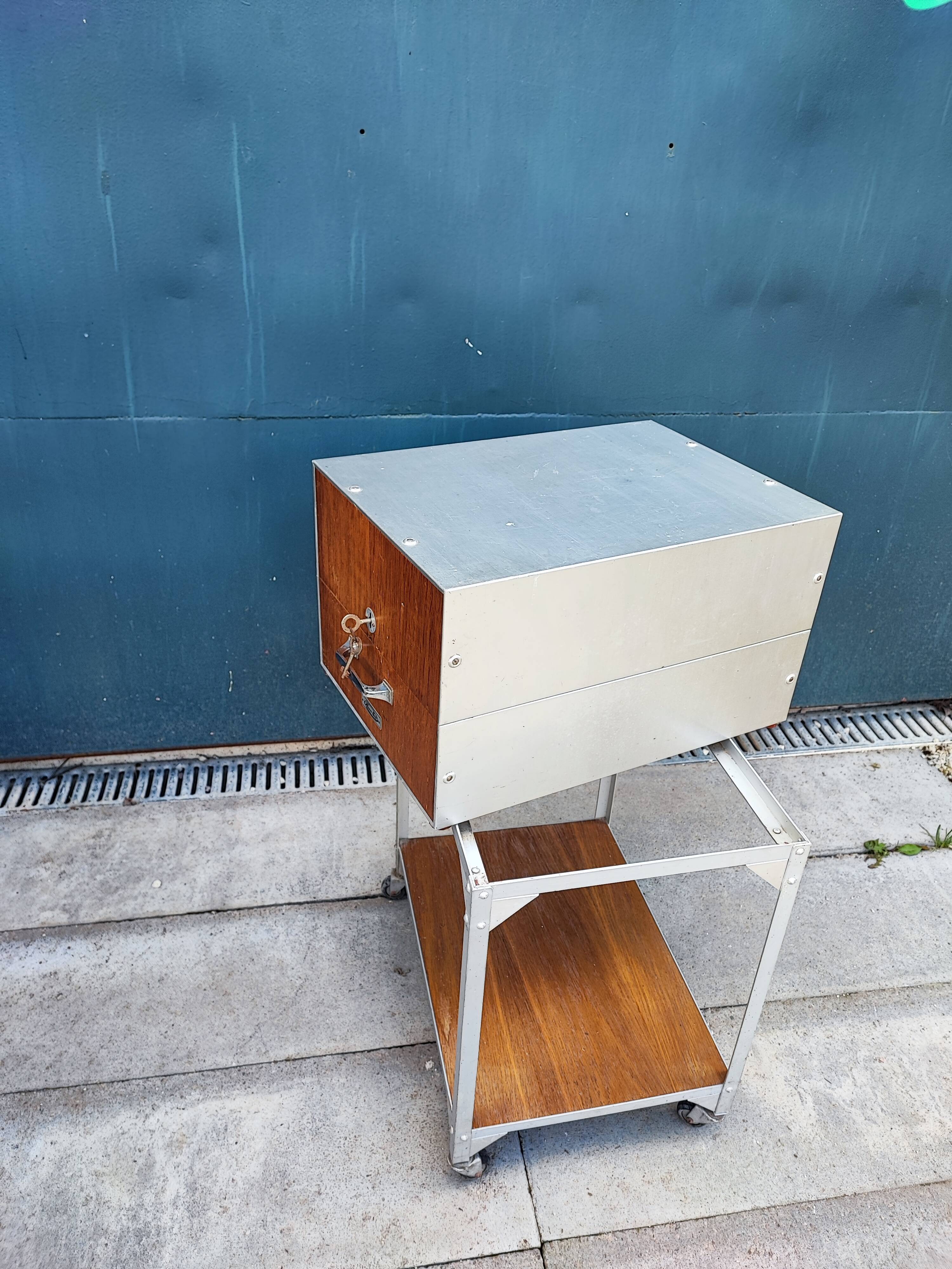 Metal binder ruwa bell