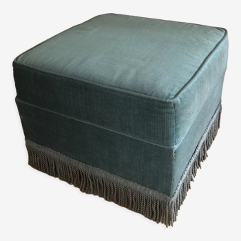 Velvet pouf with fringes