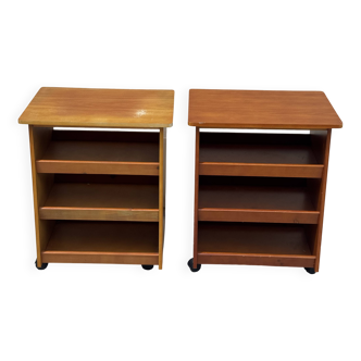 Paire de petits meubles d'appoint à tablettes et à roulettes