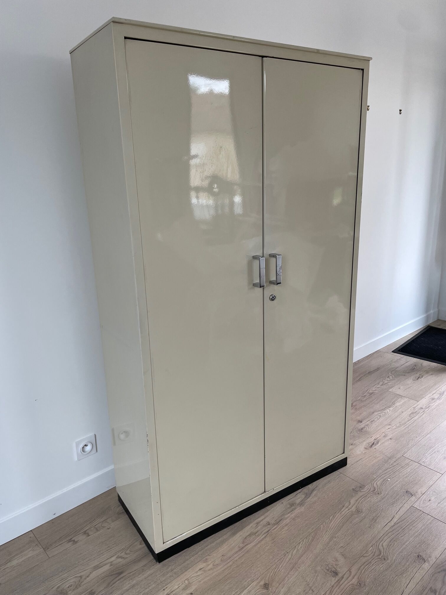 Metal cabinet