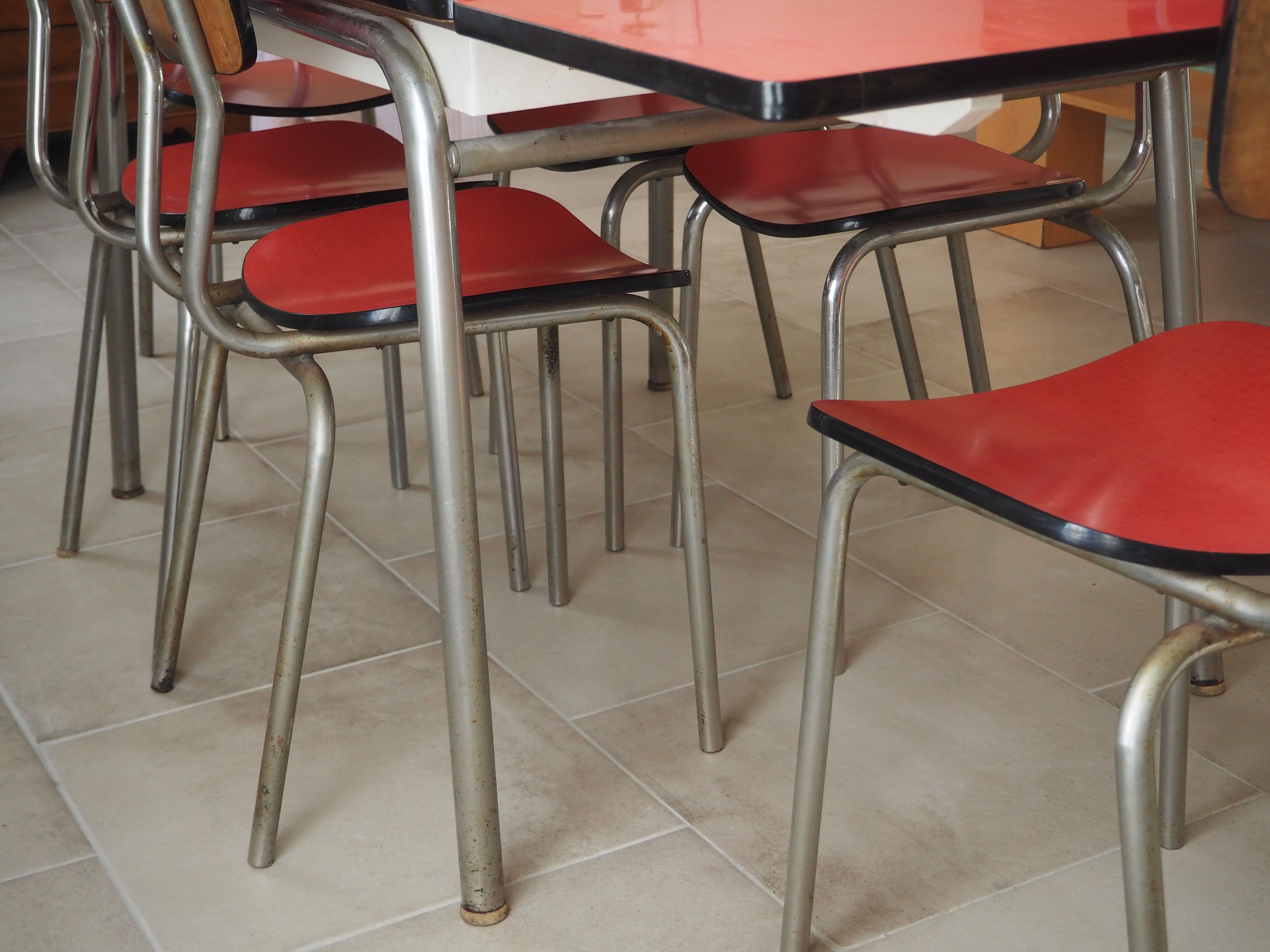TABLE with two Italian EXTENSIONS and its 6 vintage CHAIRS of the 1970s in red color