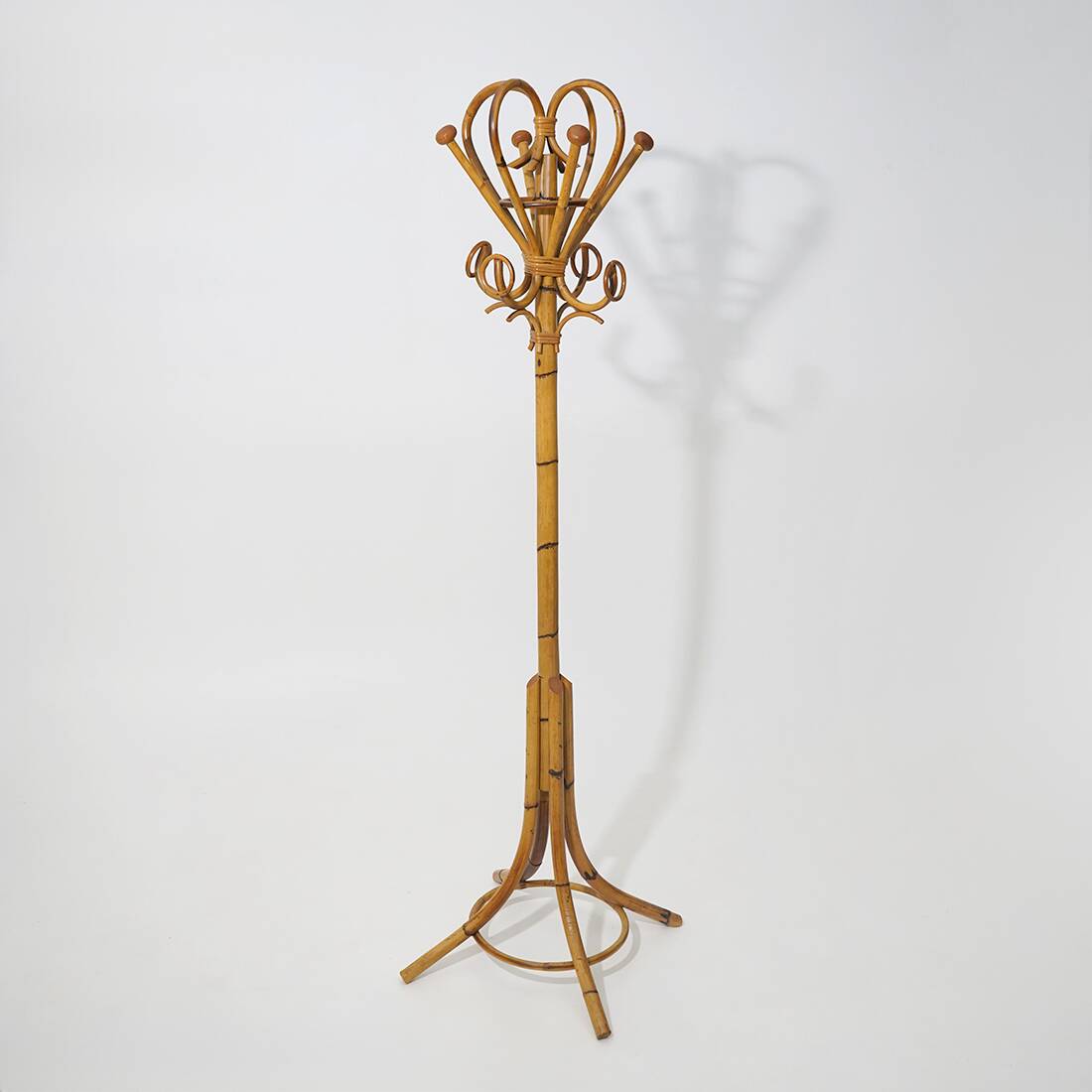 Porte-manteau sur pied en rattan et osier tressé, années 1960.