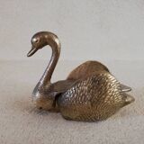 Regulated ashtray in the shape of a swan