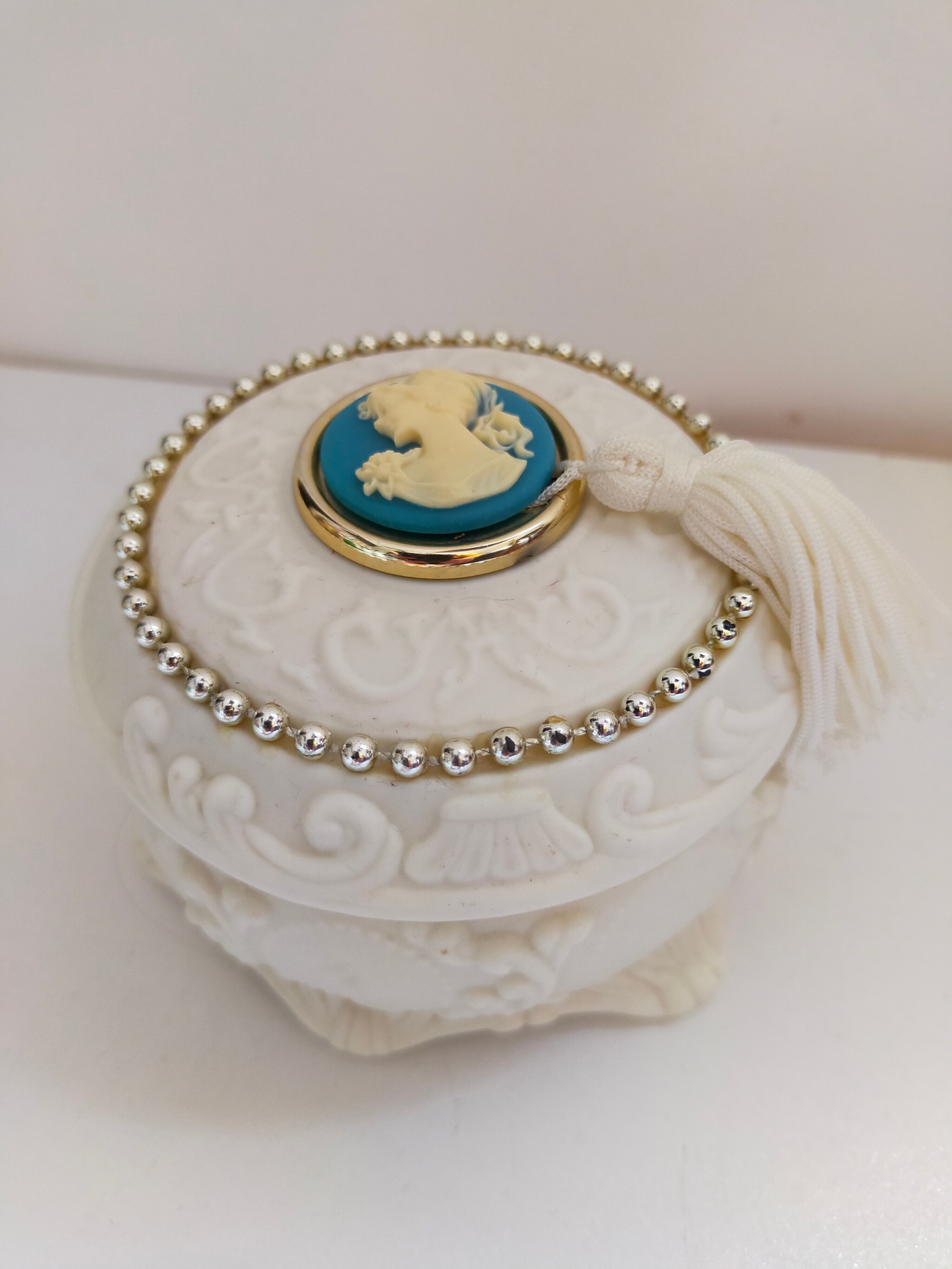 Boîte à bijoux en biscuit vintage