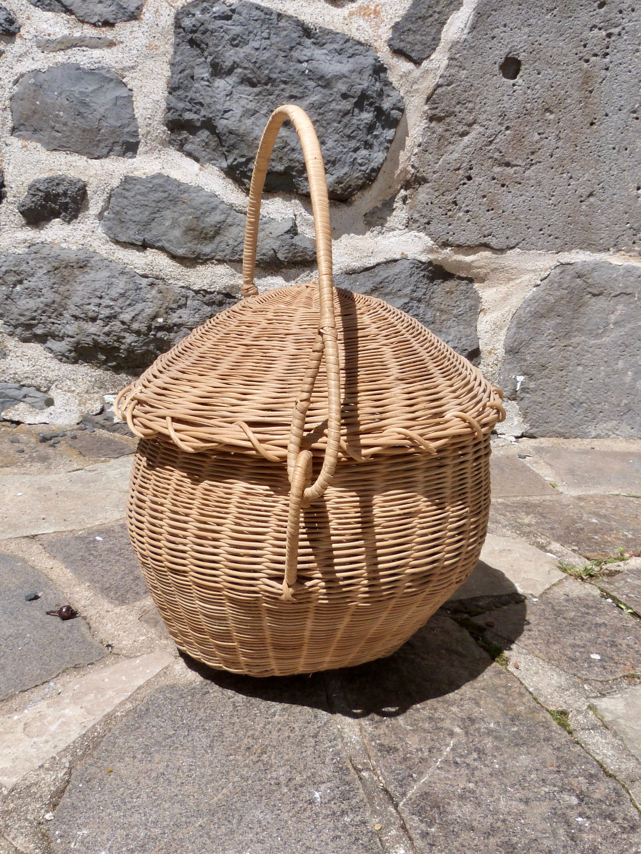 Round wicker basket with lid