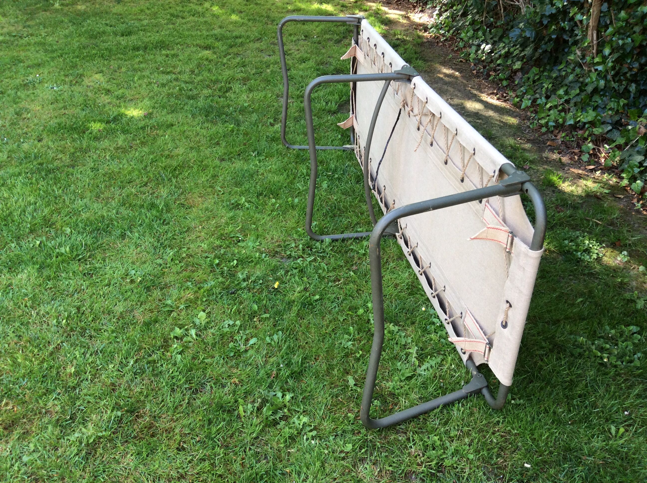 Lit de camp militaire