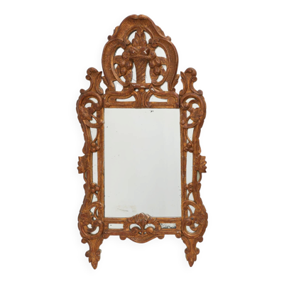 Miroir en bois doré sculpté de style Louis XV avec un fronton floral, France, 18ème siècle.