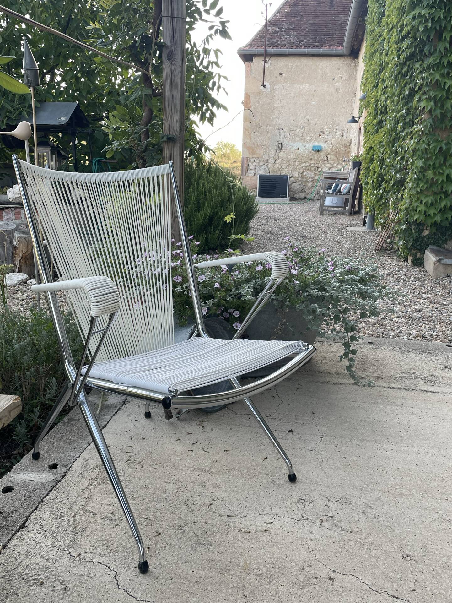 Vintage Scoubidou chaise lounge in chrome and white – 1960s/70s.