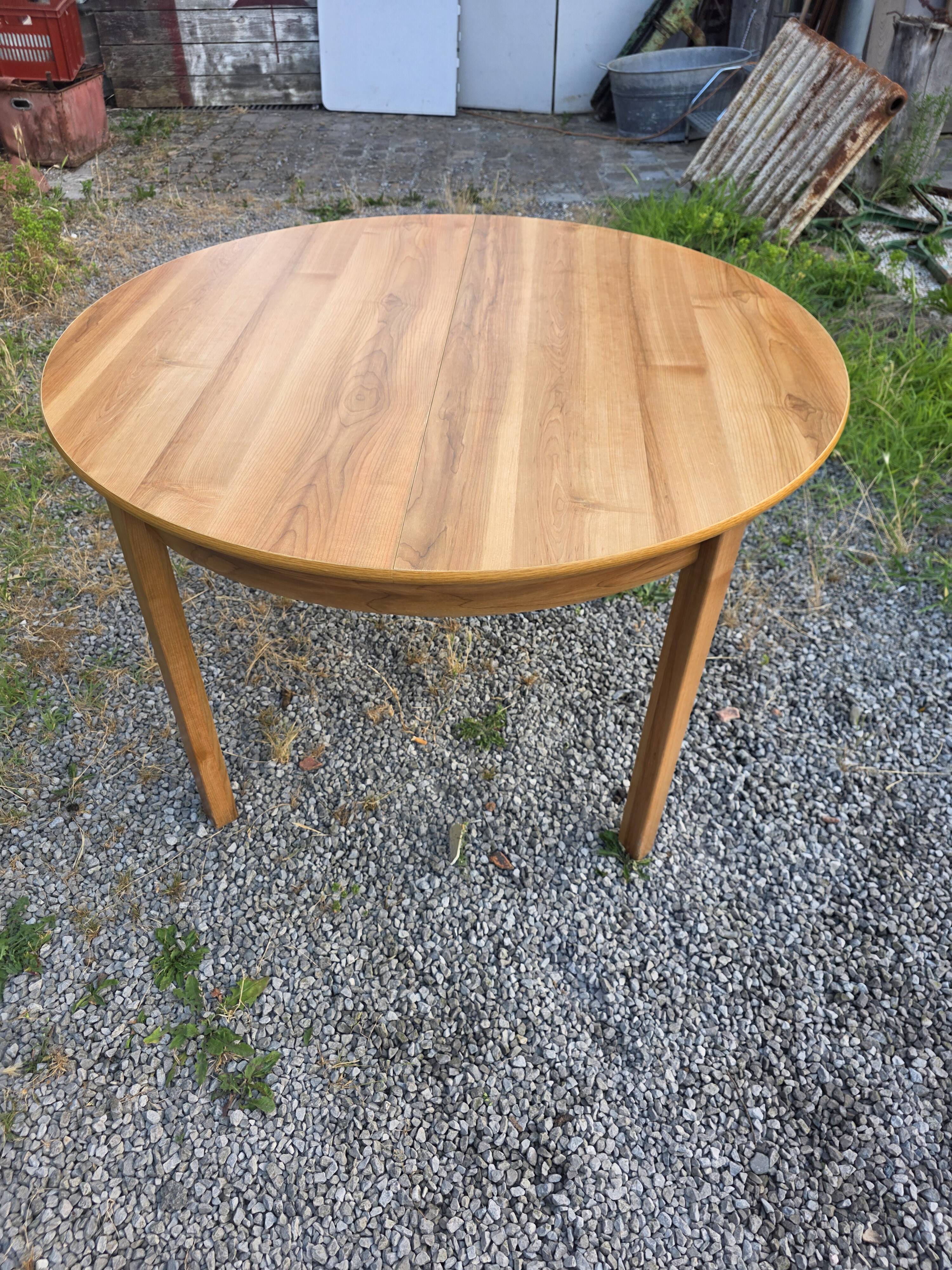 Scandinavian extendable oak table from the 1960s (butterfly extension)