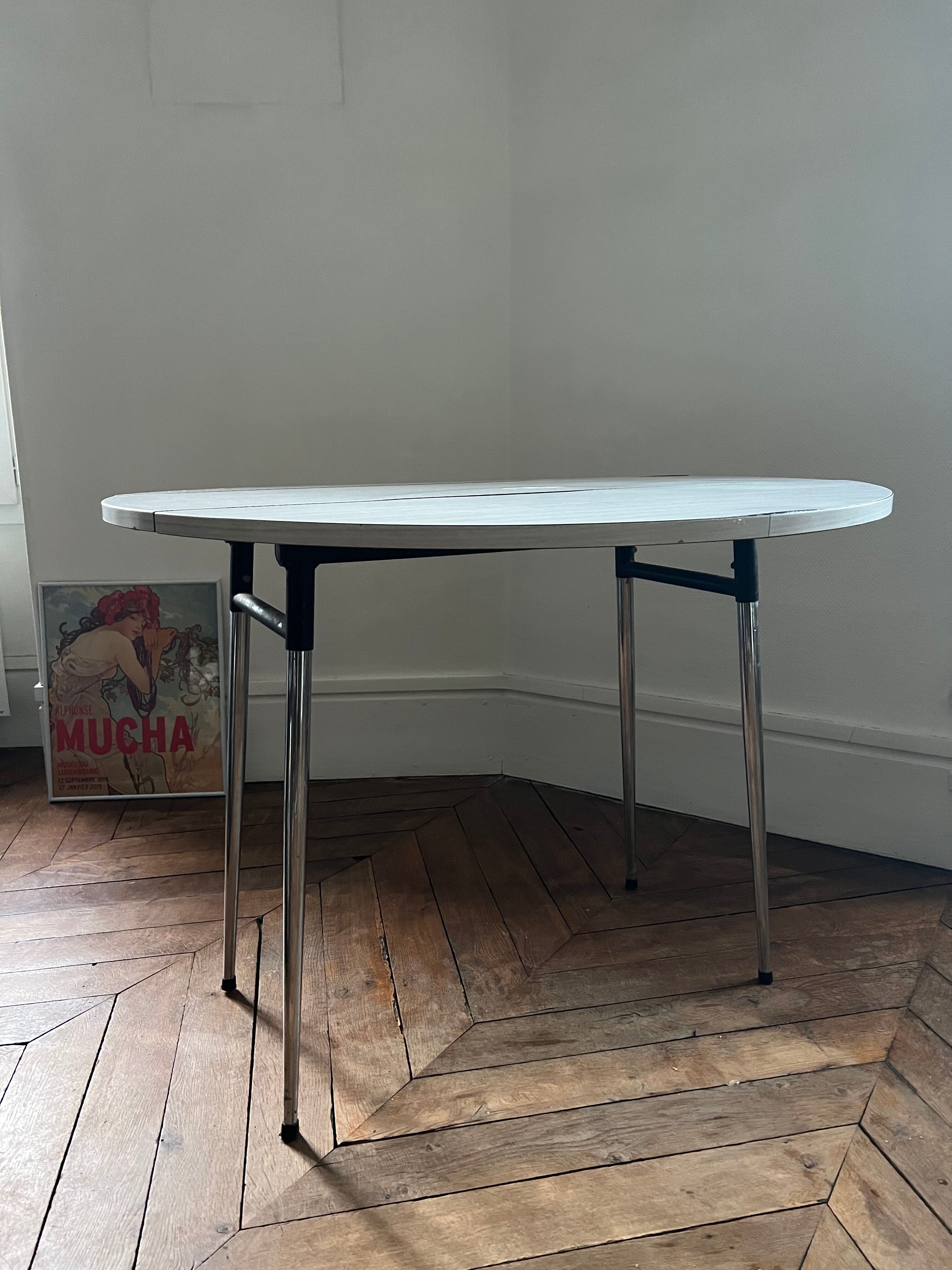 Vintage round Formica table